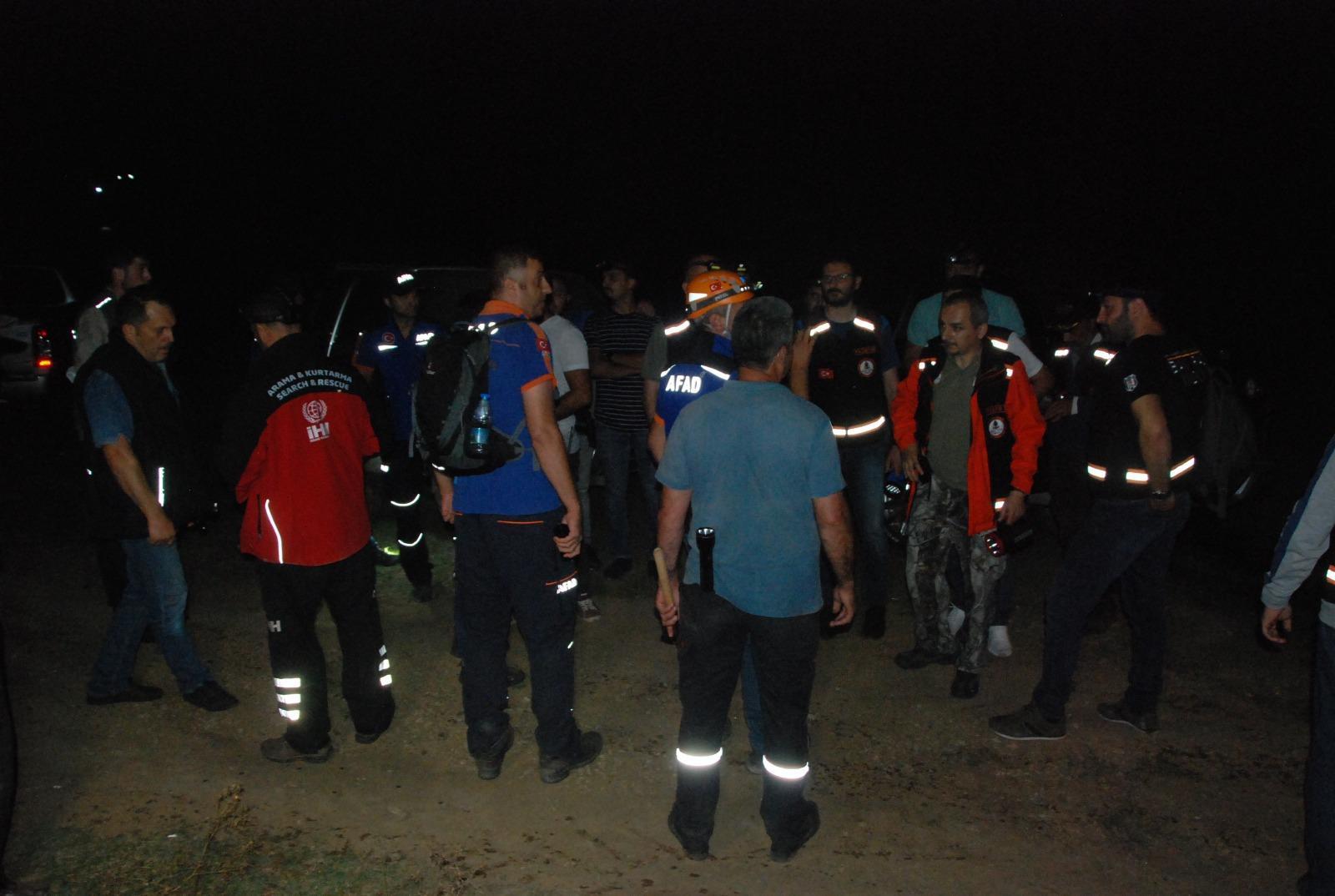 Bartında ormanda kaybolan 2 kız kardeş uyurken bulundu