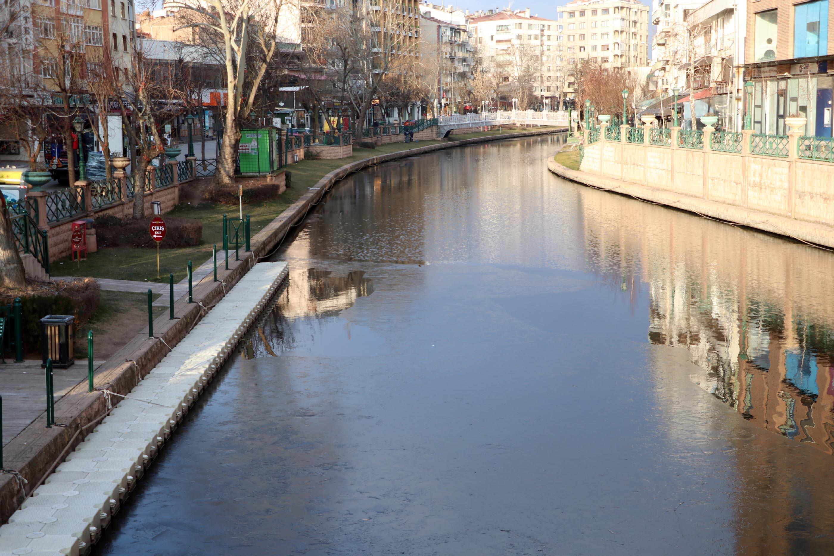 Eskişehirde Porsuk Çayı, buz tuttu