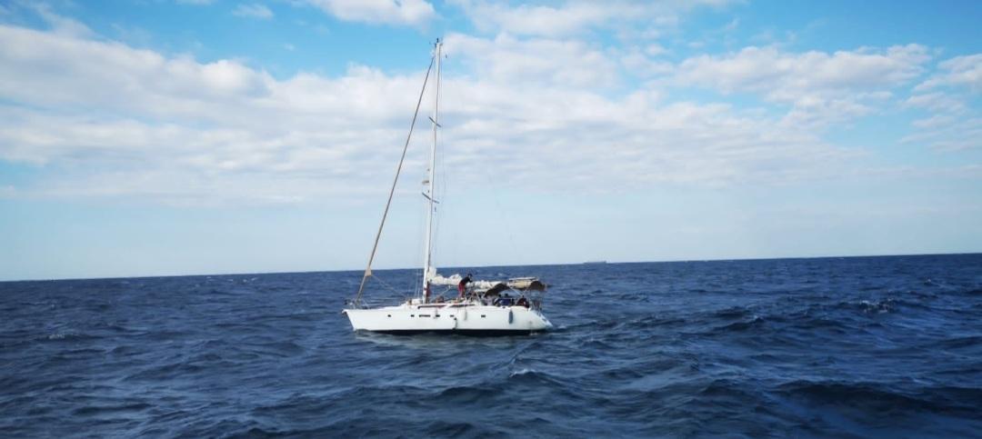 Bozcaada açıklarında makine arızası yapan yelkenli teknedeki 59 kaçak göçmen kurtarıldı