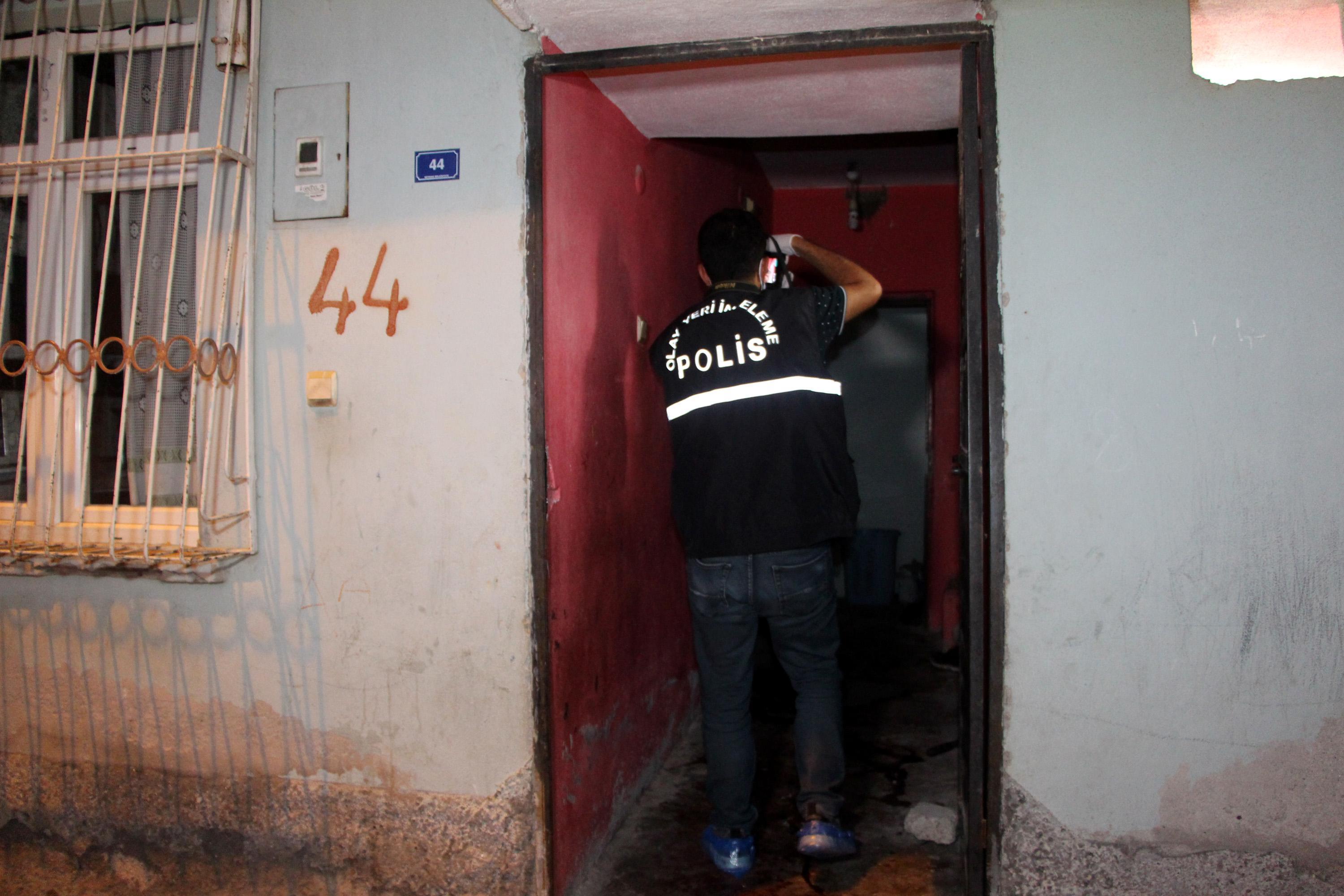 Kardeşini pompalı tüfekle öldürüp, babasını da dövdükten sonra kaçtı