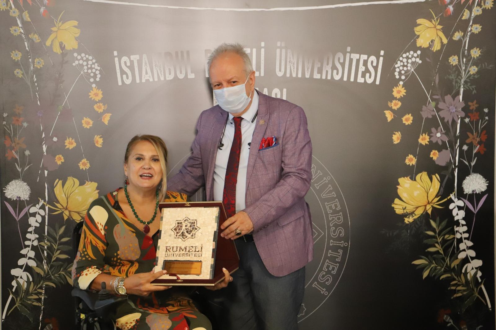 Üniversiteden ‘Engelsiz Yaşam Dostları’na plaket