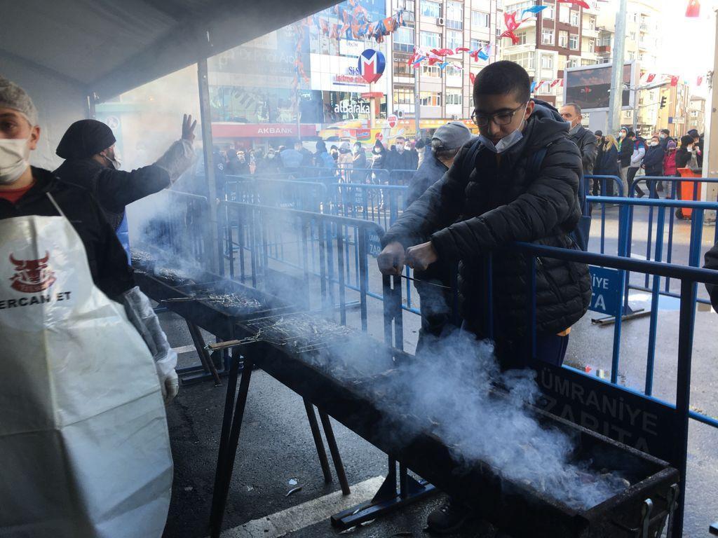 Ümraniyede Karadeniz rüzgarı; 5 ton hamsi dağıtıldı