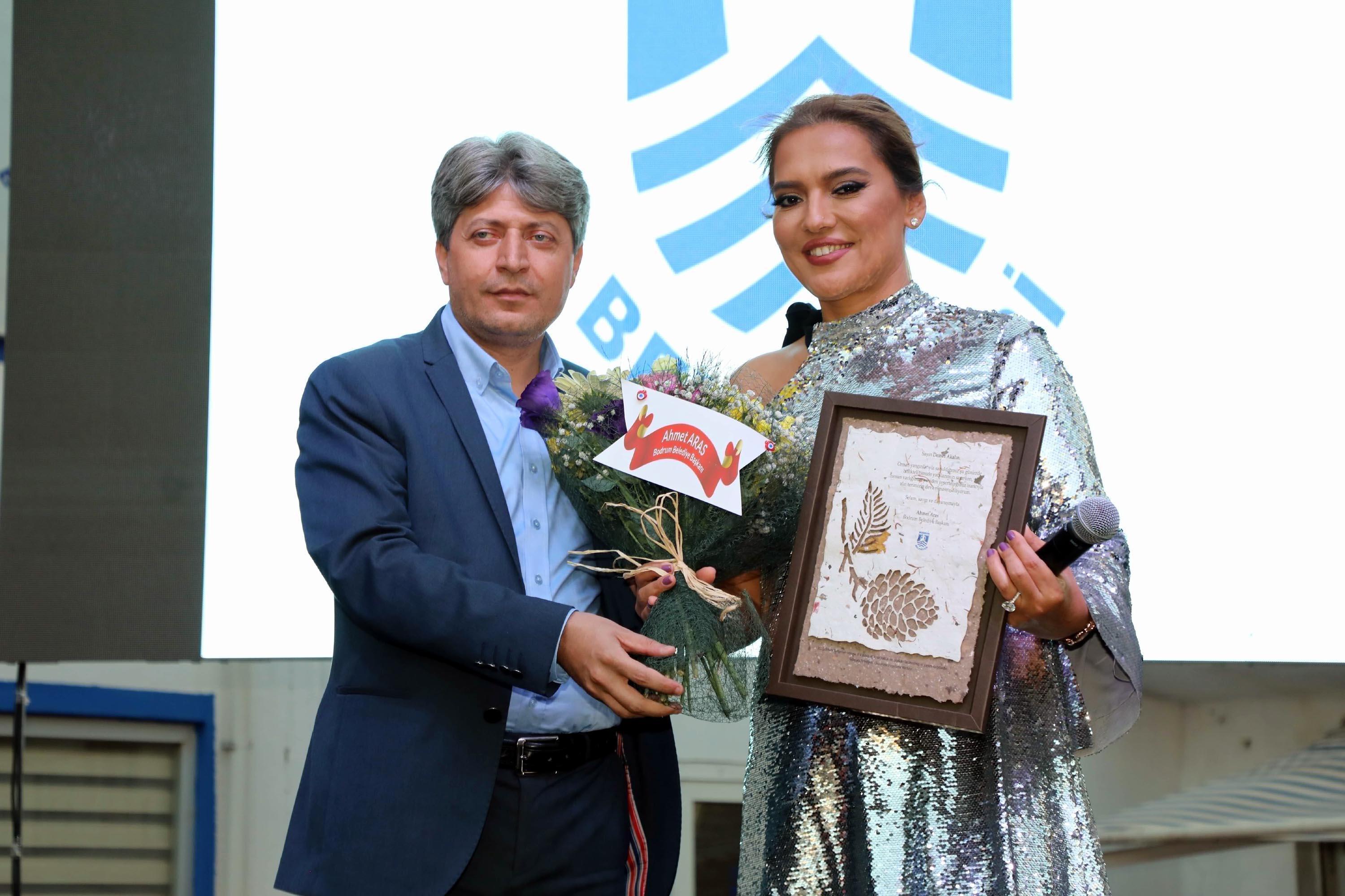 Demet Akalından yangından etkilenen Bodrumlulara konser