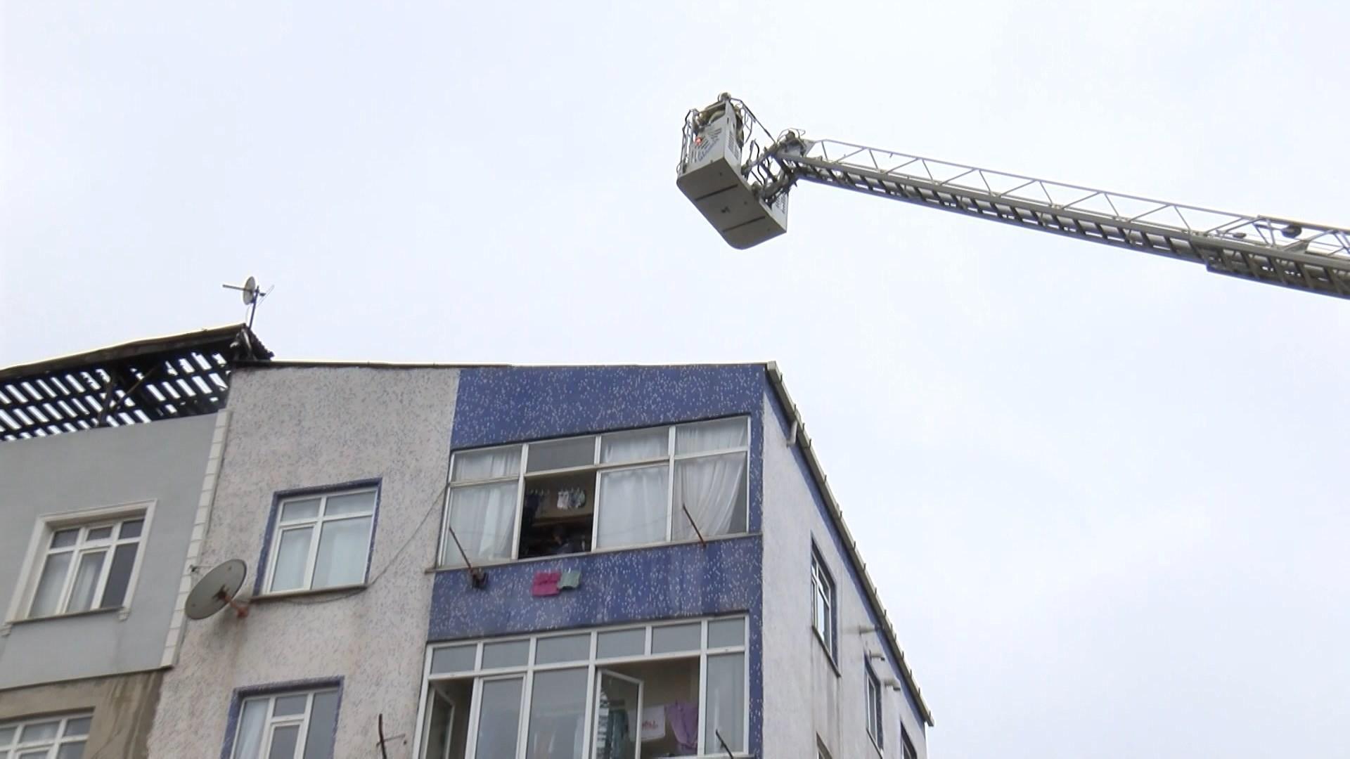 Bağcılarda çatı katı alev alev yandı;  5. katta oturan kadın evden çıkmadı