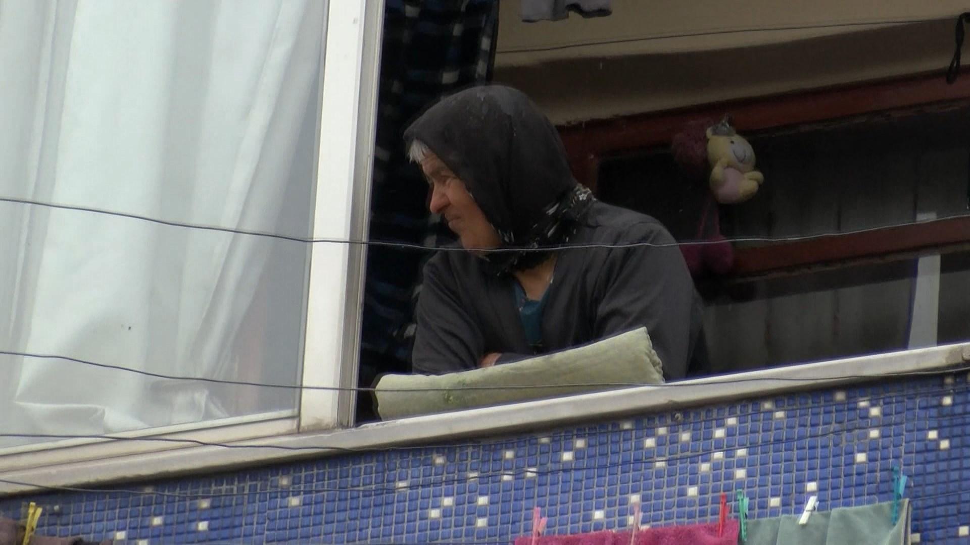 Bağcılarda çatı katı alev alev yandı;  5. katta oturan kadın evden çıkmadı