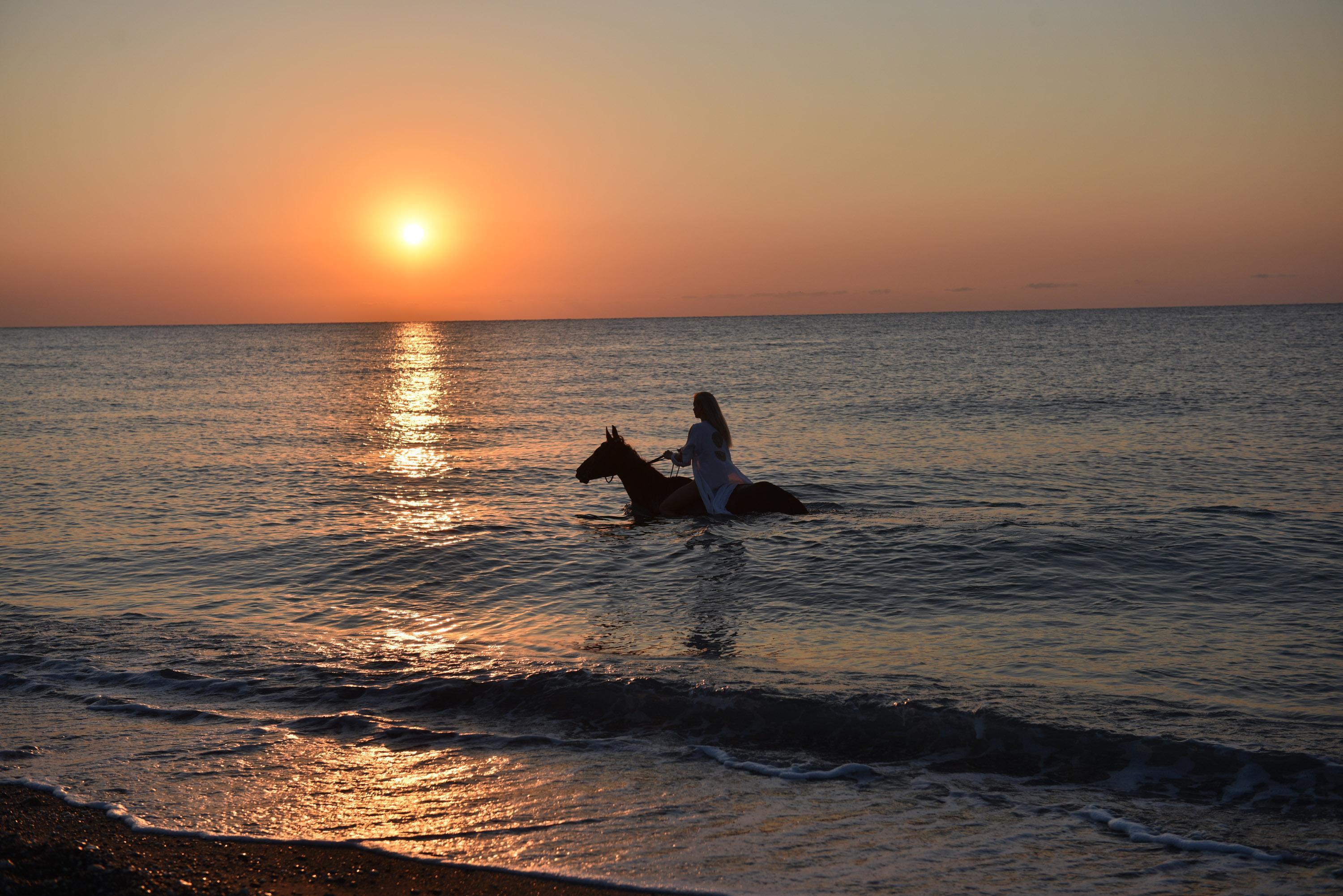 Tatilcilerin favorisi gün doğumunda at turu