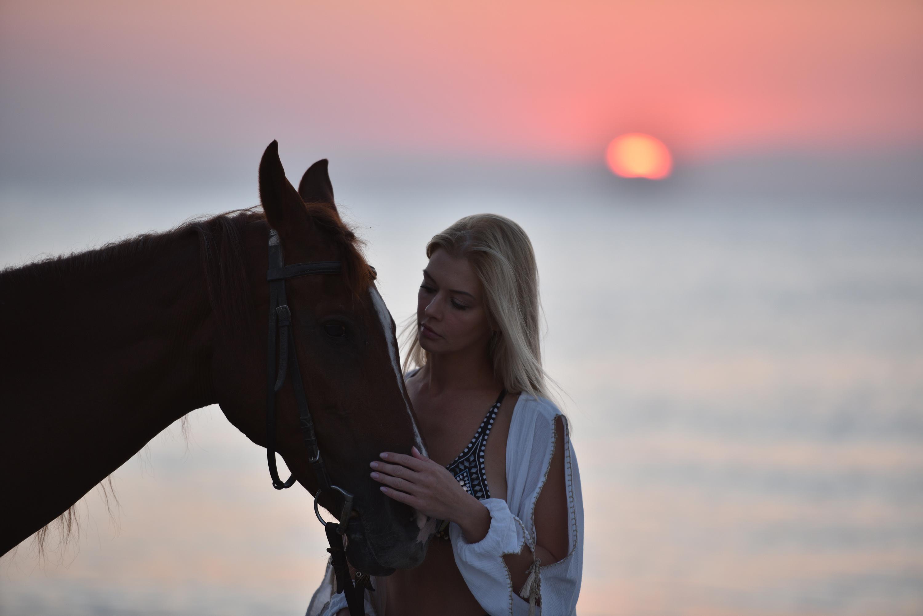 Tatilcilerin favorisi gün doğumunda at turu