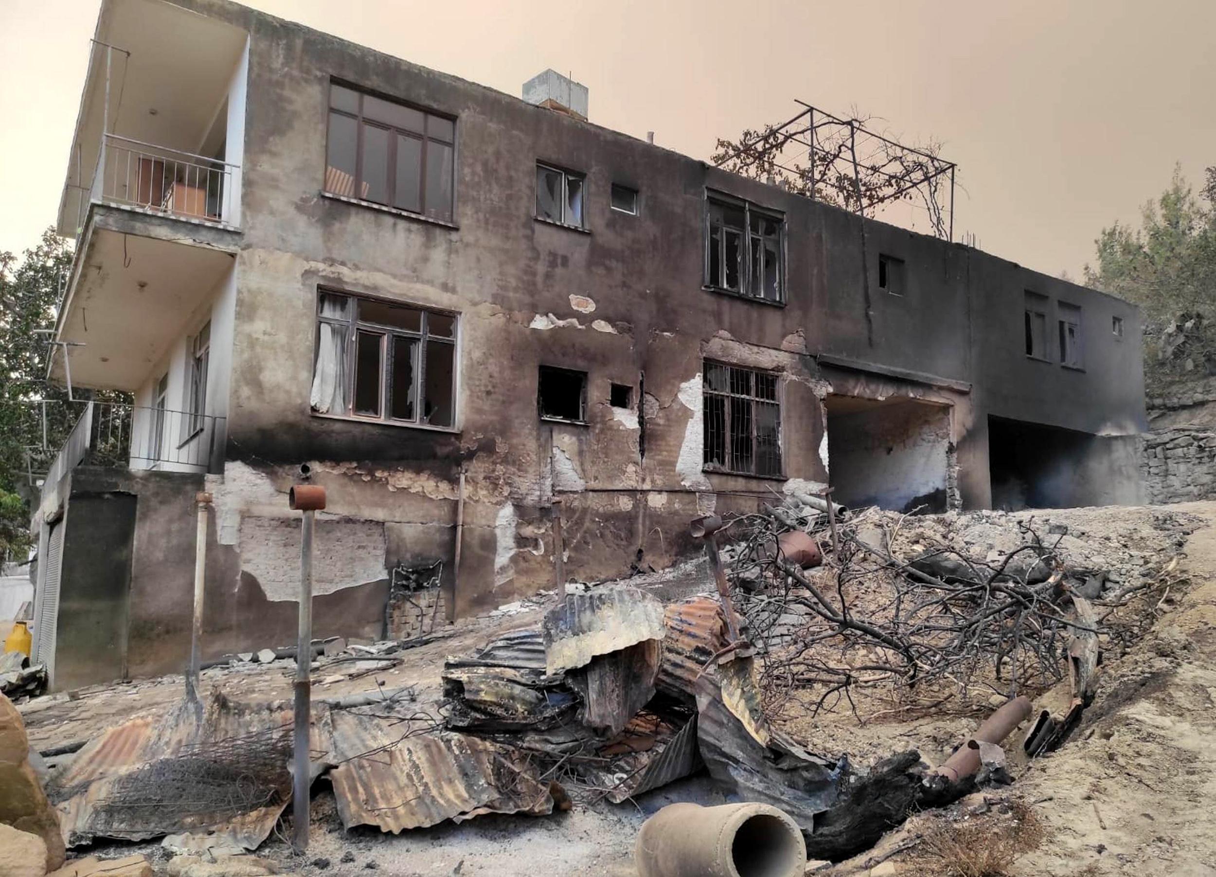 Büyük Manavgat yangınında küle dönen evi için türkü yaktı