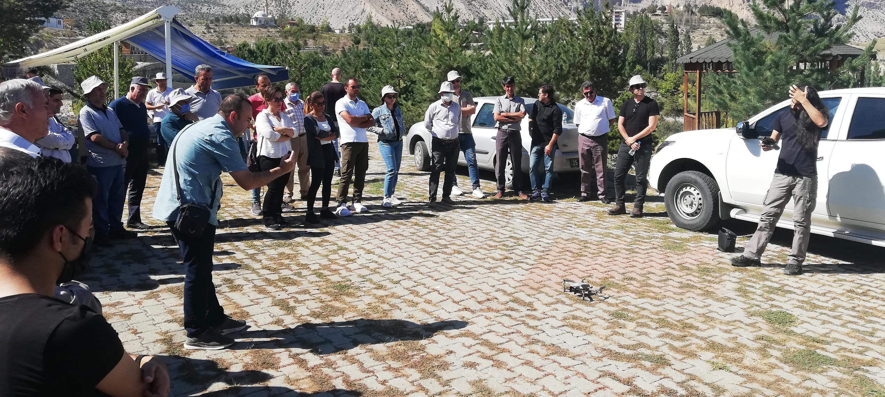 Kaçak avcılığın önüne geçmek için doğanın bekçilerine dron ve fotokapan eğitimi verdiler