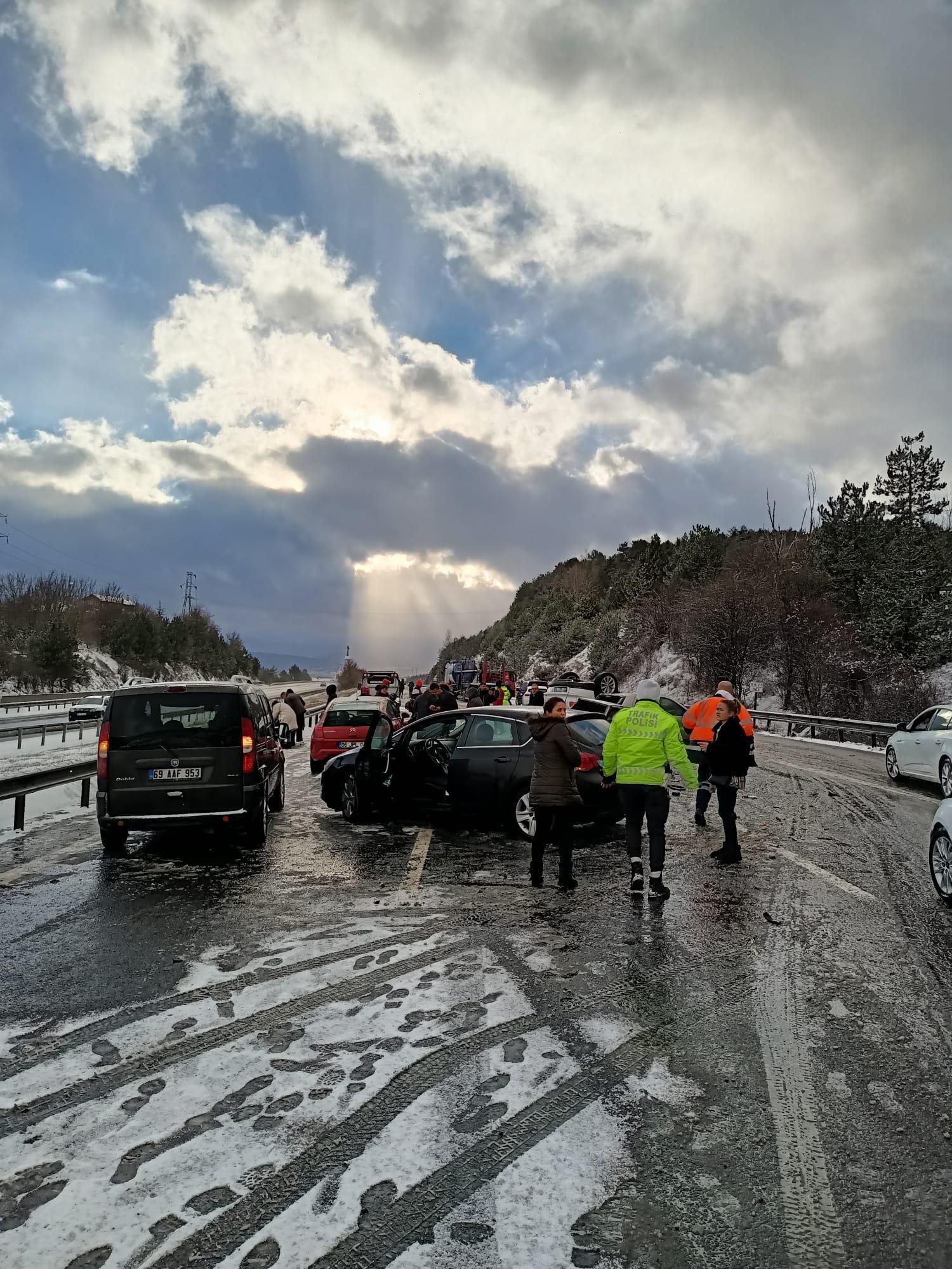 Bolu’da 12 aracın çarpıştığı zincirleme kaza; İstanbul yönü kapandı