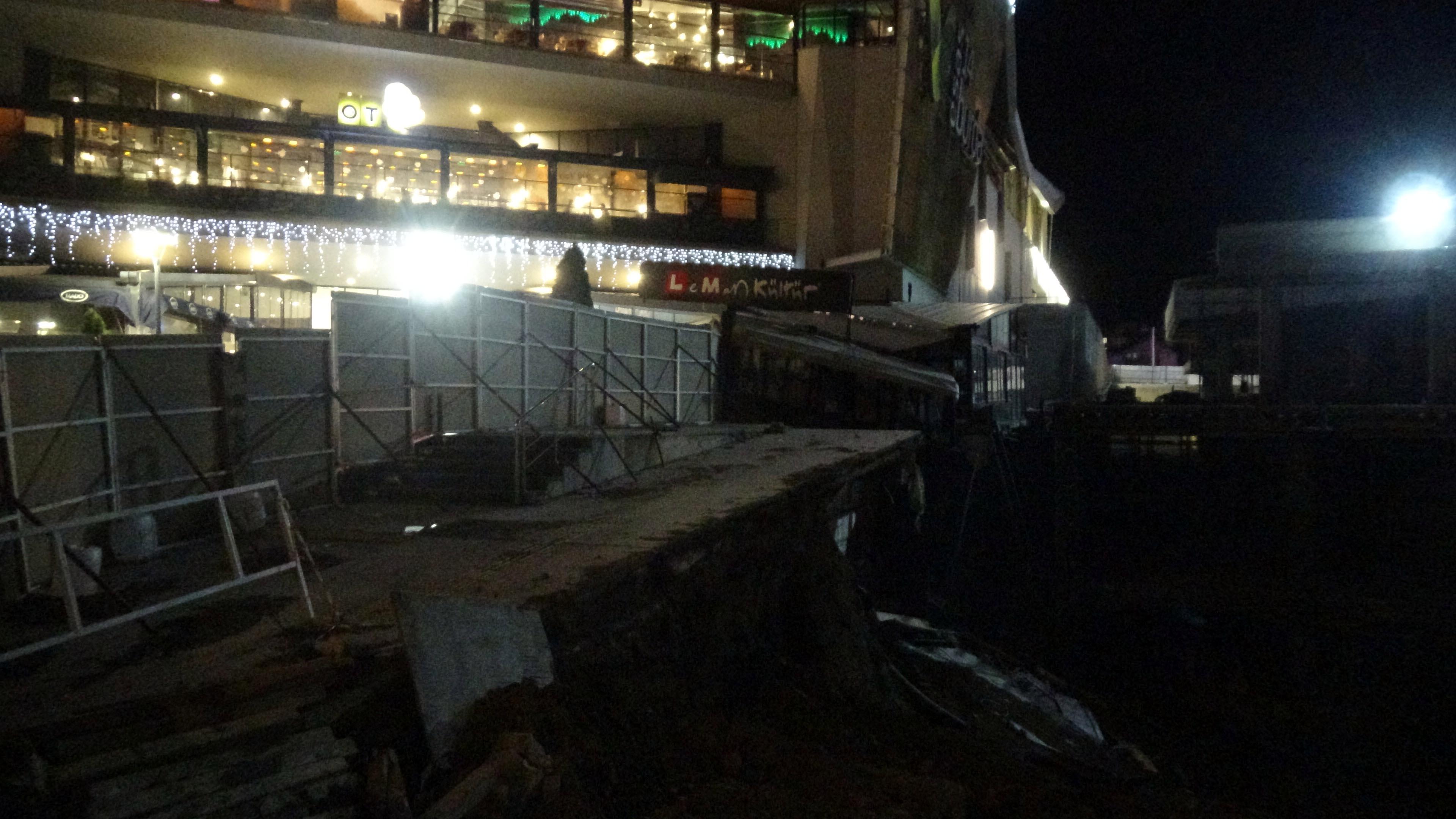 AVMnin yanındaki rezidans inşaatında toprak kaydı; kafedeki çökme korkuttu