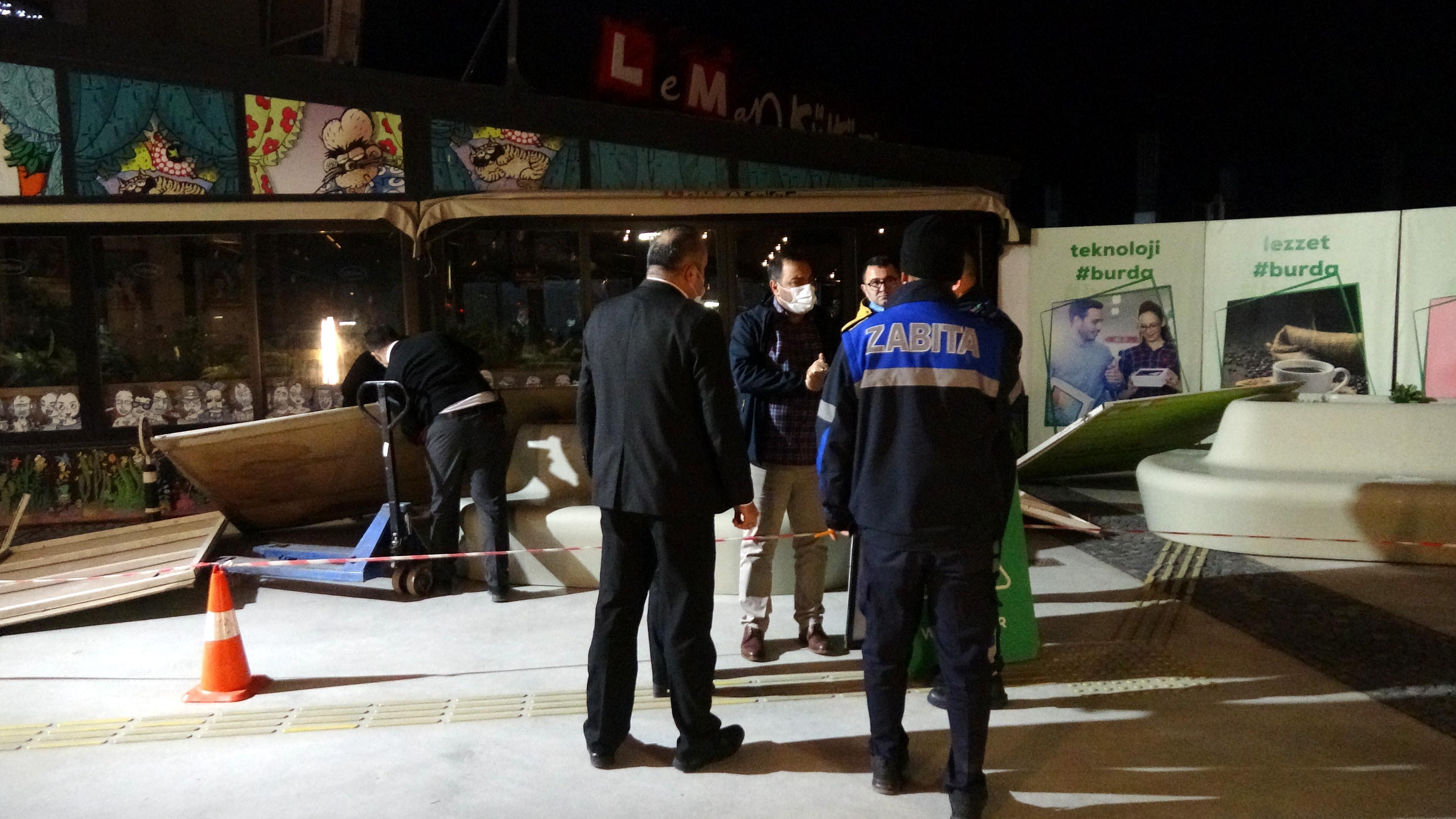 AVMnin yanındaki rezidans inşaatında toprak kaydı; kafedeki çökme korkuttu