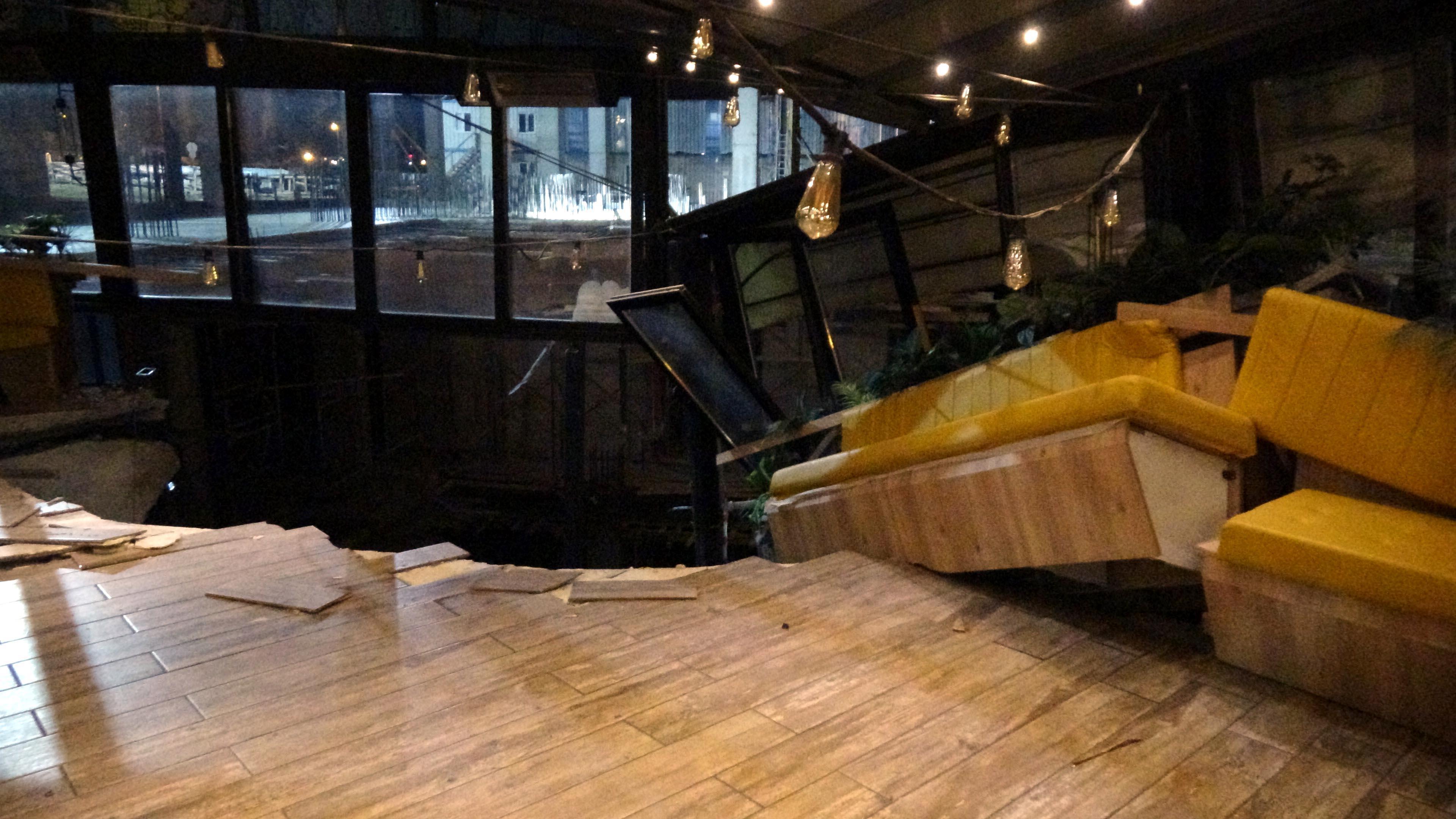 AVMnin yanındaki rezidans inşaatında toprak kaydı; kafedeki çökme korkuttu