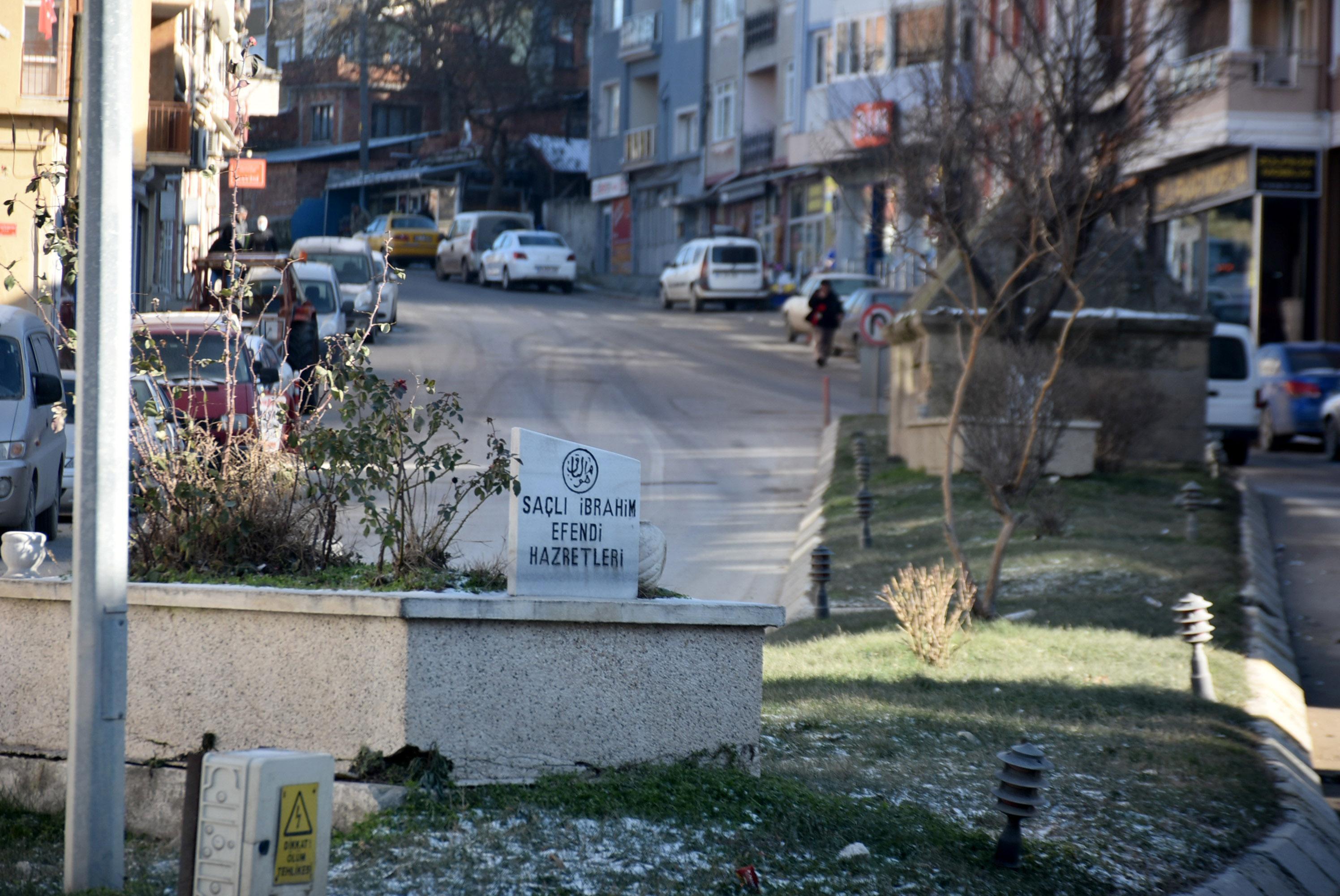 Edirnede yol ortasında kalan Osmanlıdan 2 mezara, mahalleli sahip çıkıyor