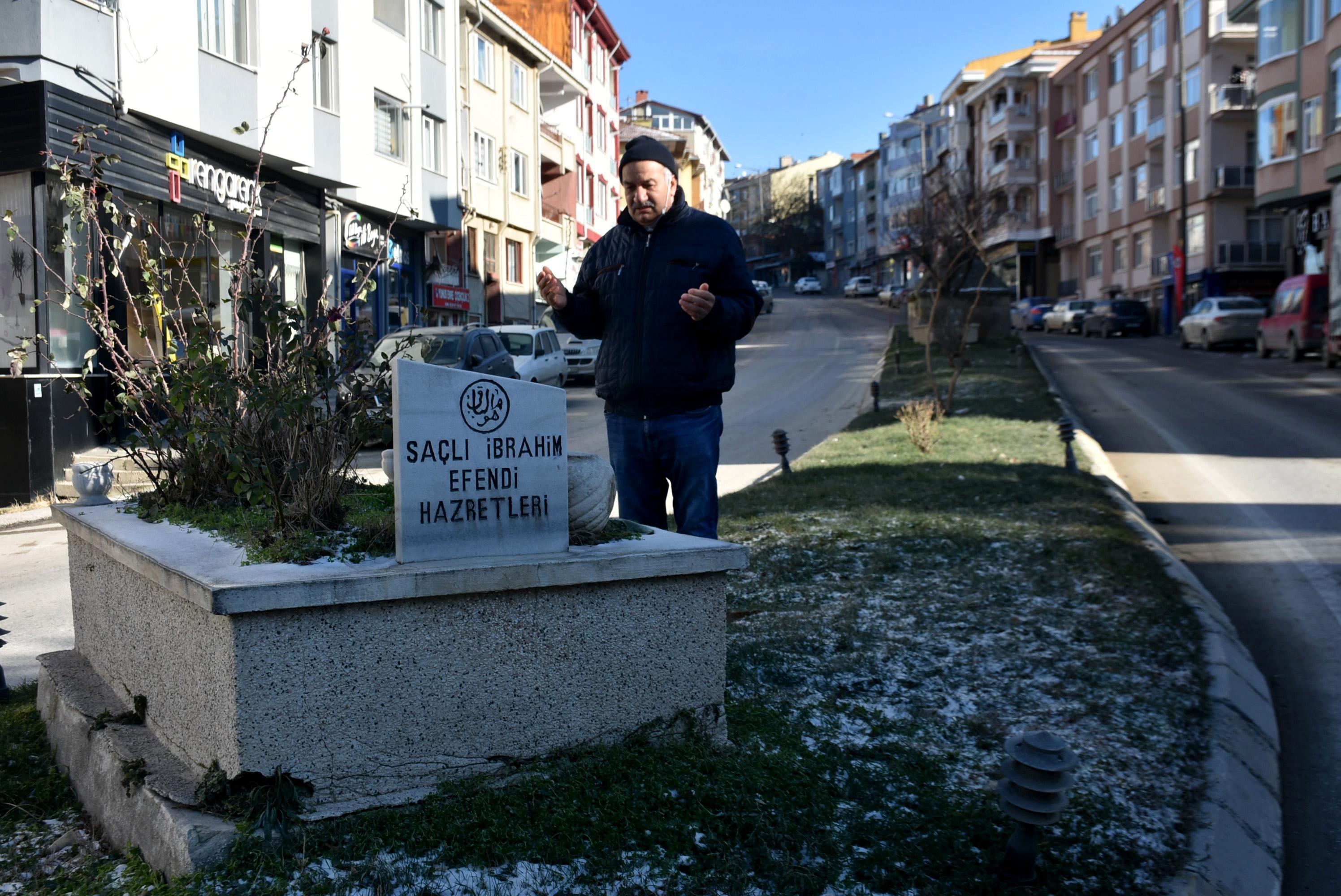 Edirnede yol ortasında kalan Osmanlıdan 2 mezara, mahalleli sahip çıkıyor