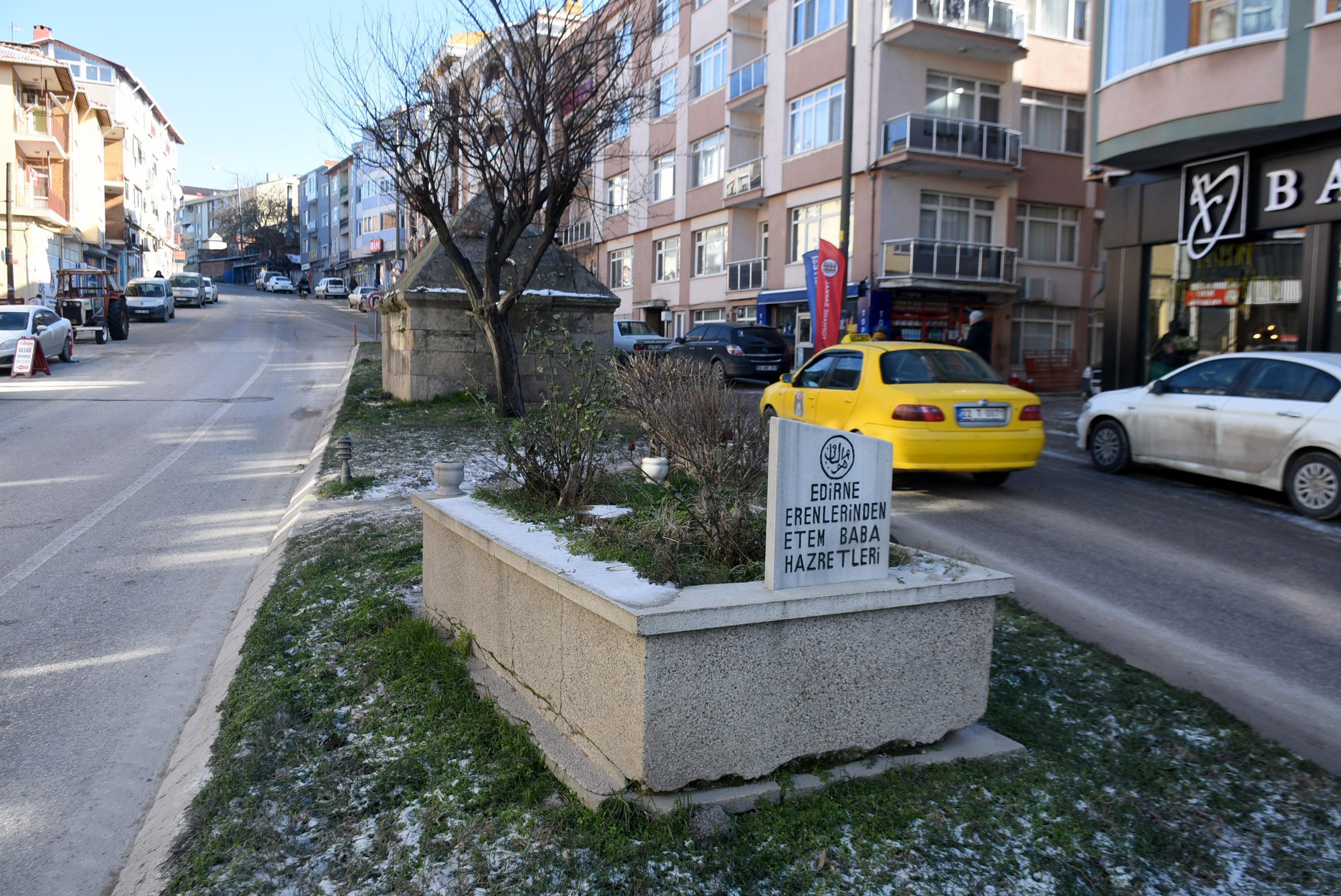 Edirnede yol ortasında kalan Osmanlıdan 2 mezara, mahalleli sahip çıkıyor