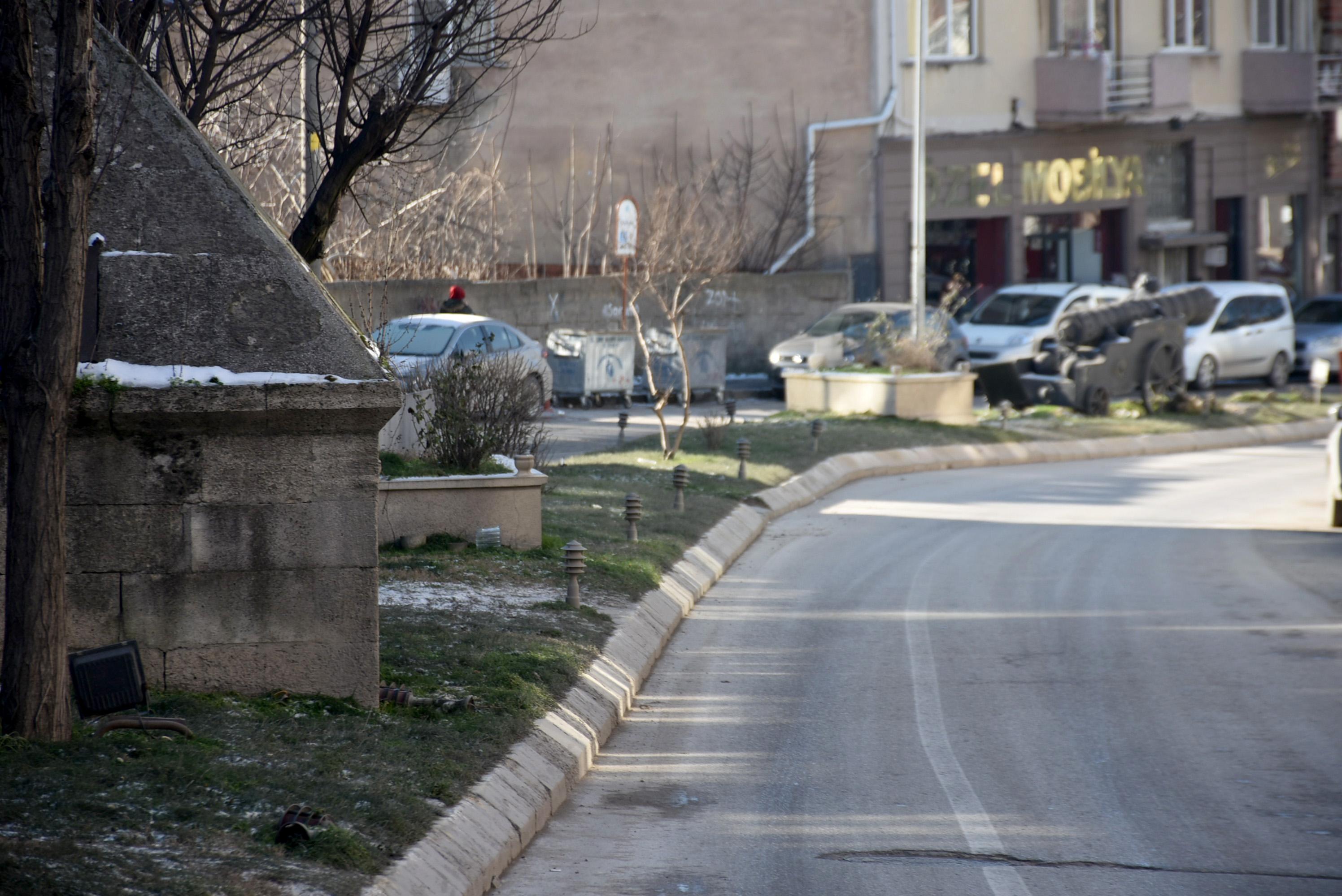 Edirnede yol ortasında kalan Osmanlıdan 2 mezara, mahalleli sahip çıkıyor