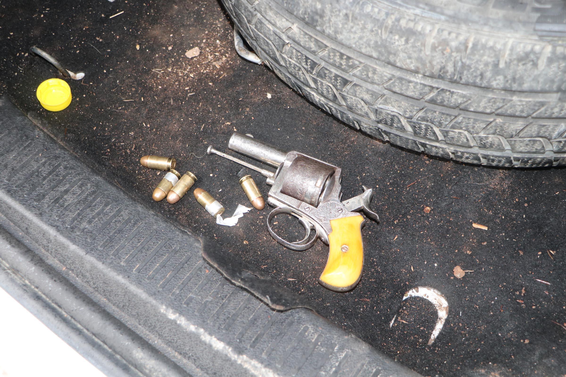 Takip sonucu durdurulan araçta antika tabanca, balta, kesici aletler ele geçirildi