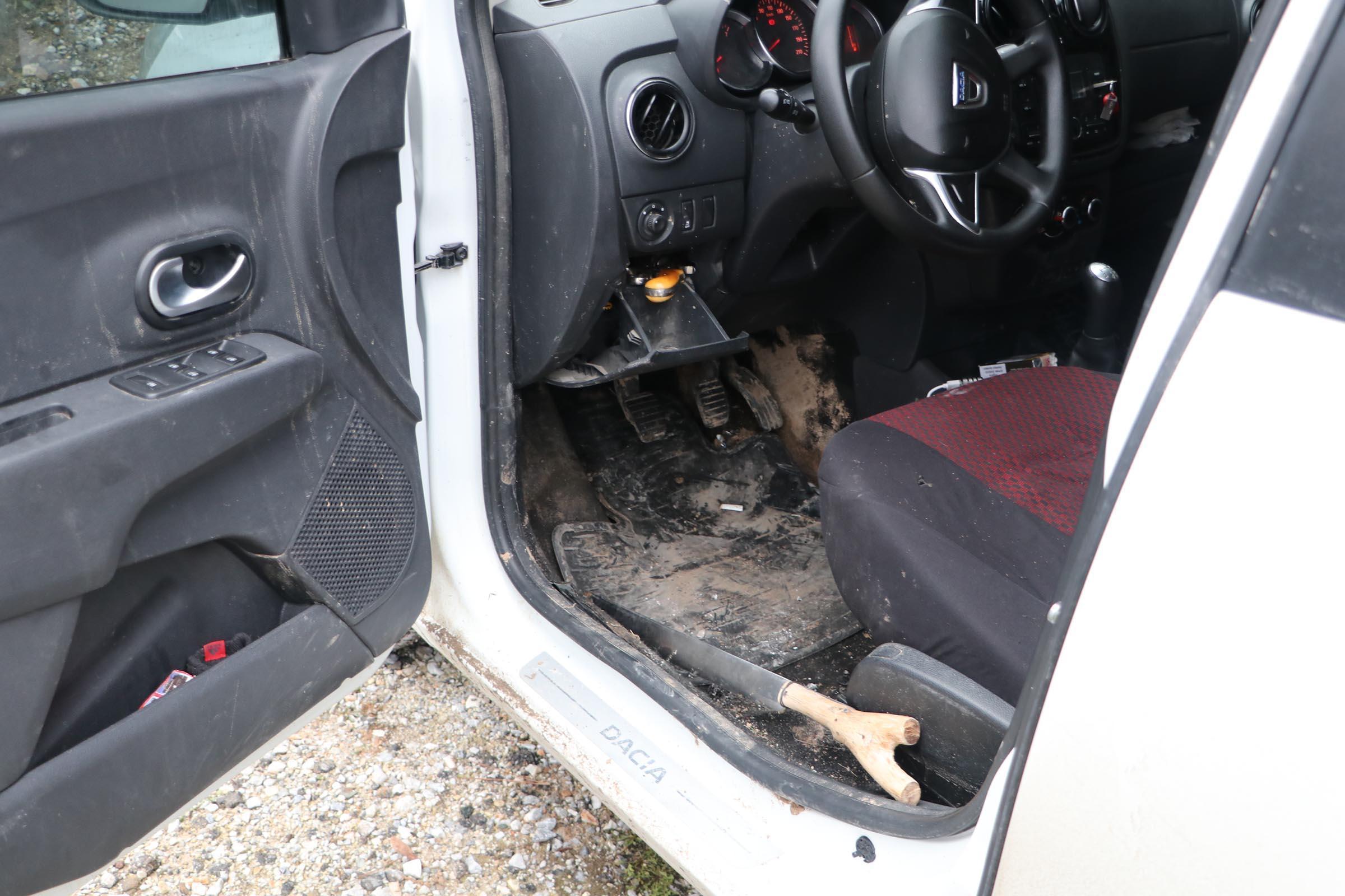 Takip sonucu durdurulan araçta antika tabanca, balta, kesici aletler ele geçirildi