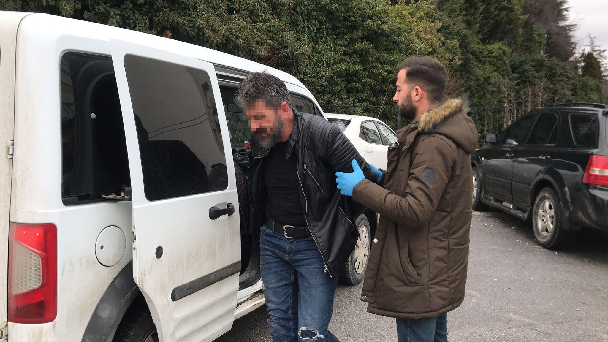 Takip sonucu durdurulan araçta antika tabanca, balta, kesici aletler ele geçirildi