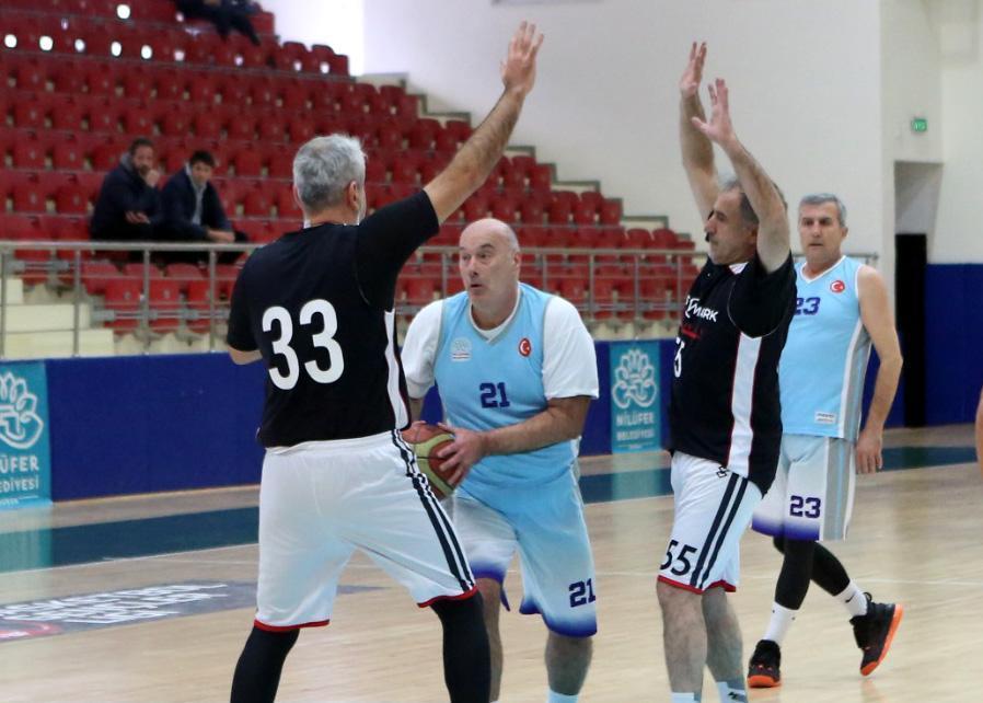 Öğretim üyesi, Veteran Basketbol Turnuvasında kalp krizi geçirmiş