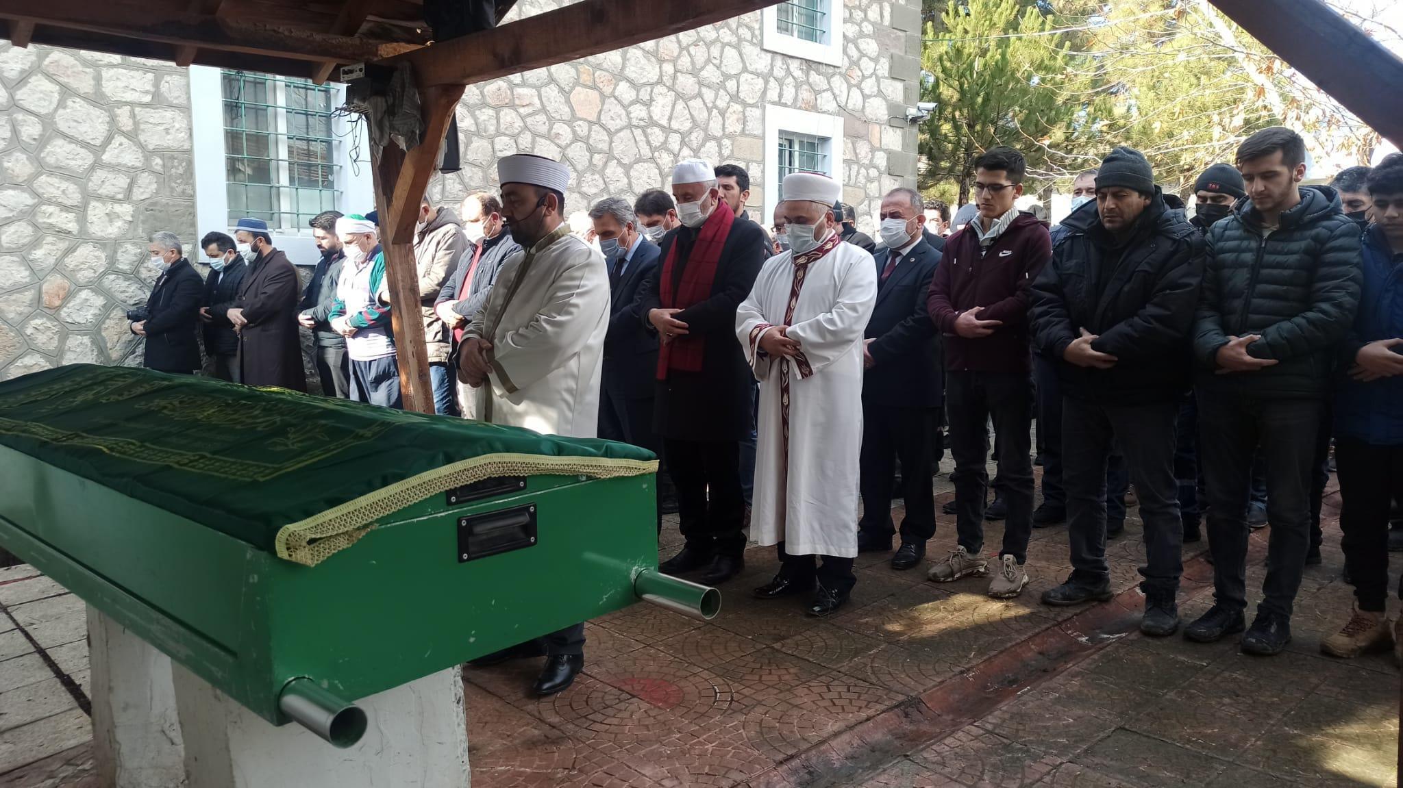 Kazada ölen Eda Nur öğretmen ve imam eşi son yolculuklarına uğurlandı