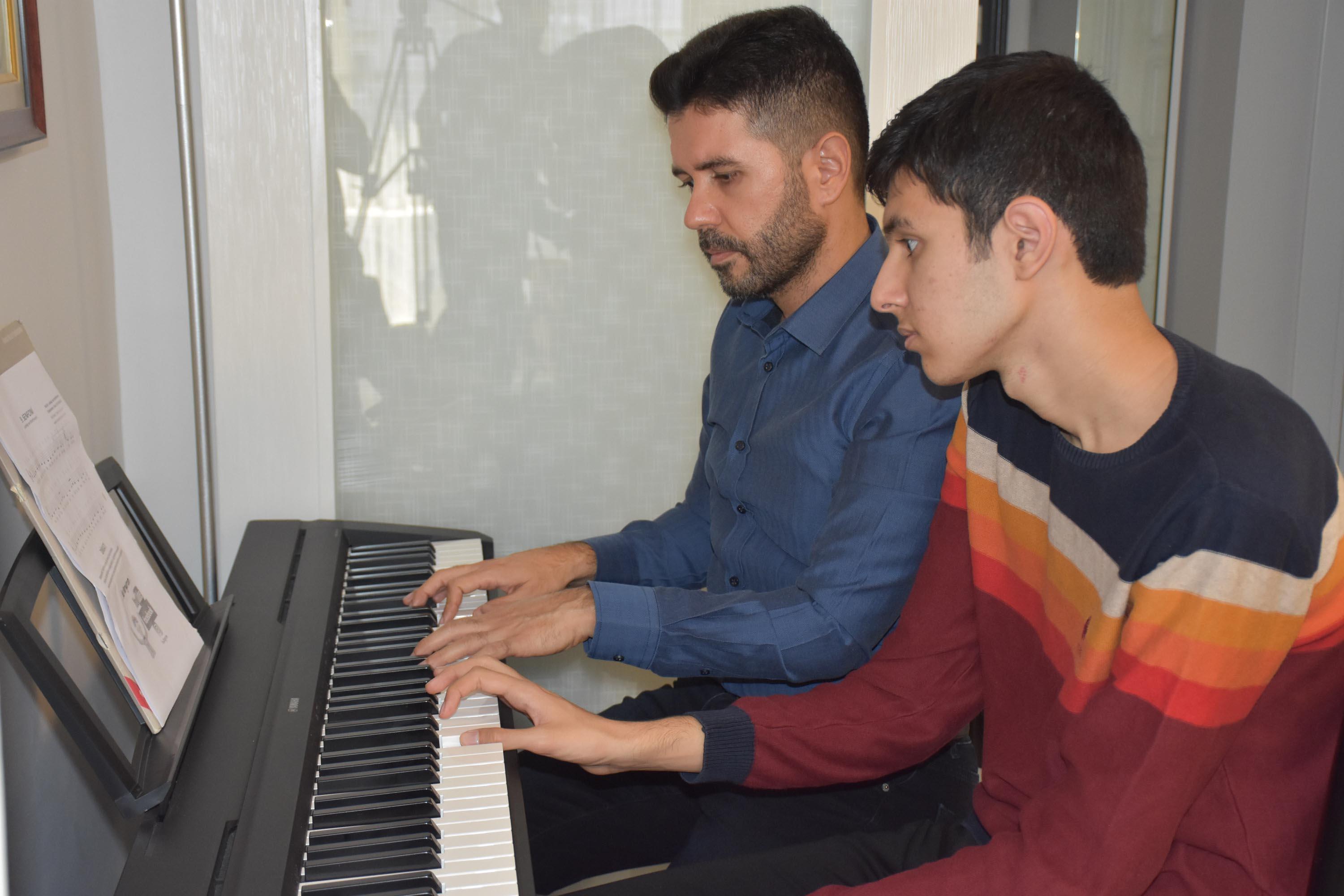 Otizmli Eren müzikte emin adımlarla ilerliyor