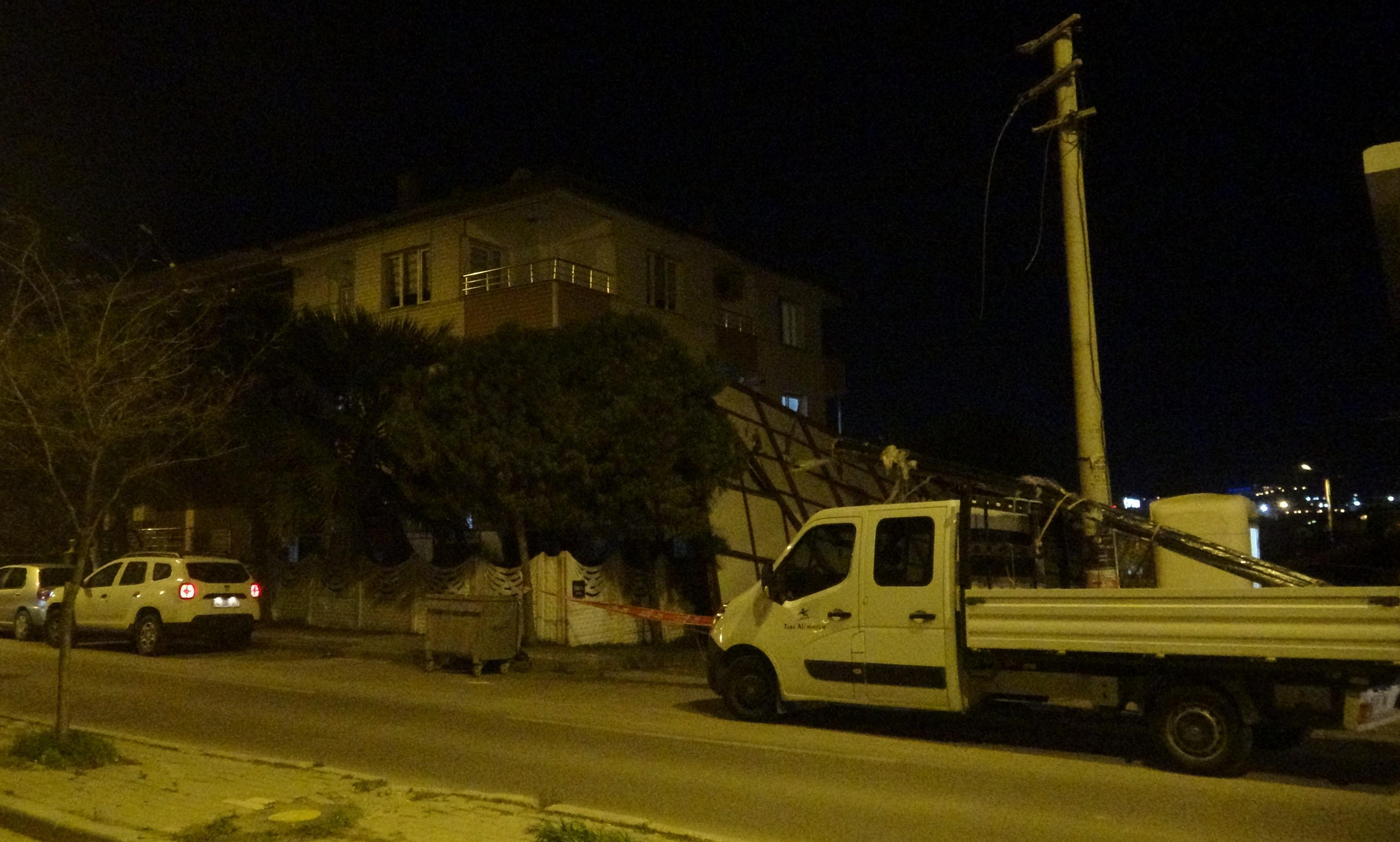 Uçan çatı elektrik tellerini kopardı; solunum cihazına bağlı Okan için seferber olundu