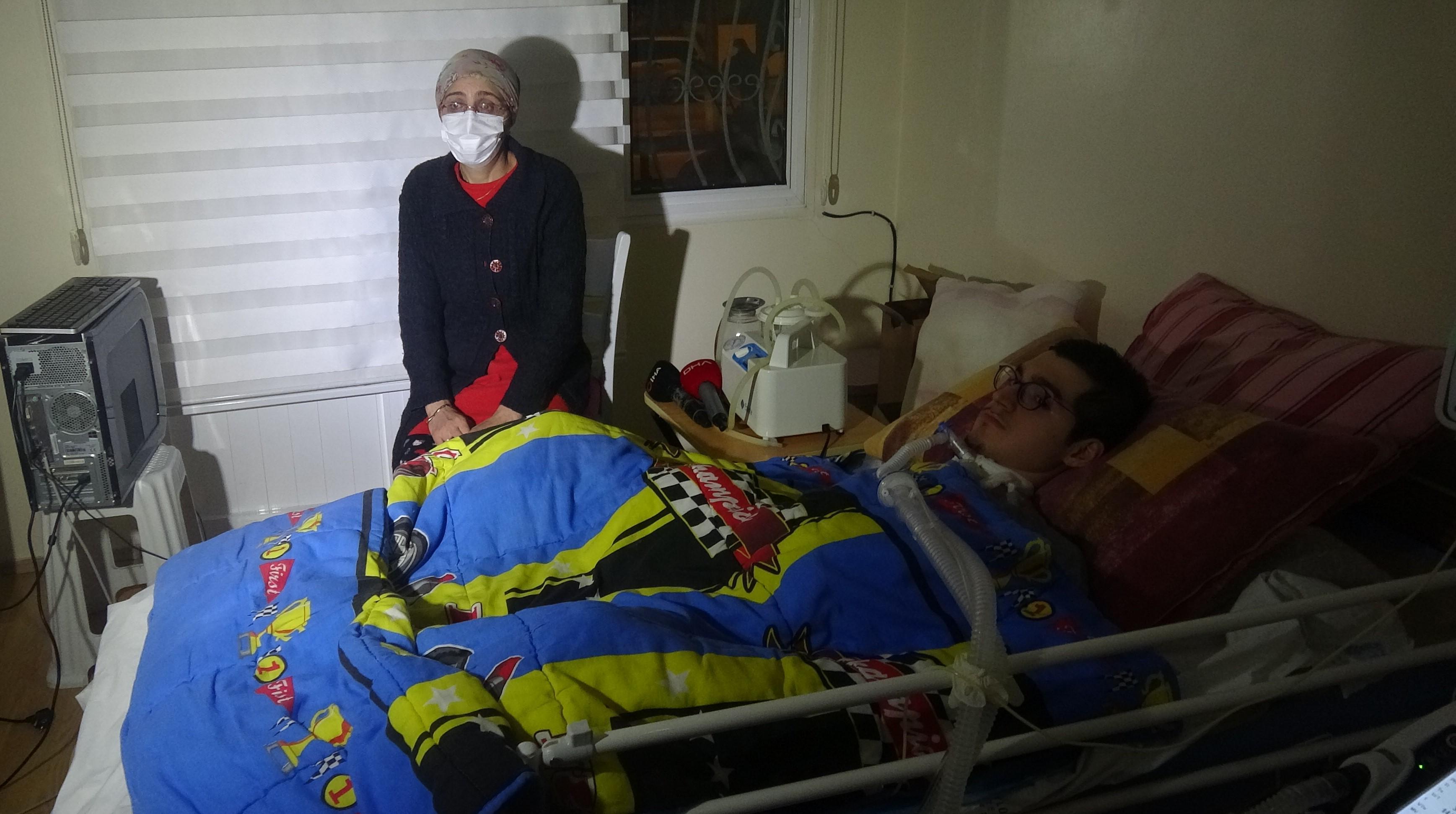 Uçan çatı elektrik tellerini kopardı; solunum cihazına bağlı Okan için seferber olundu