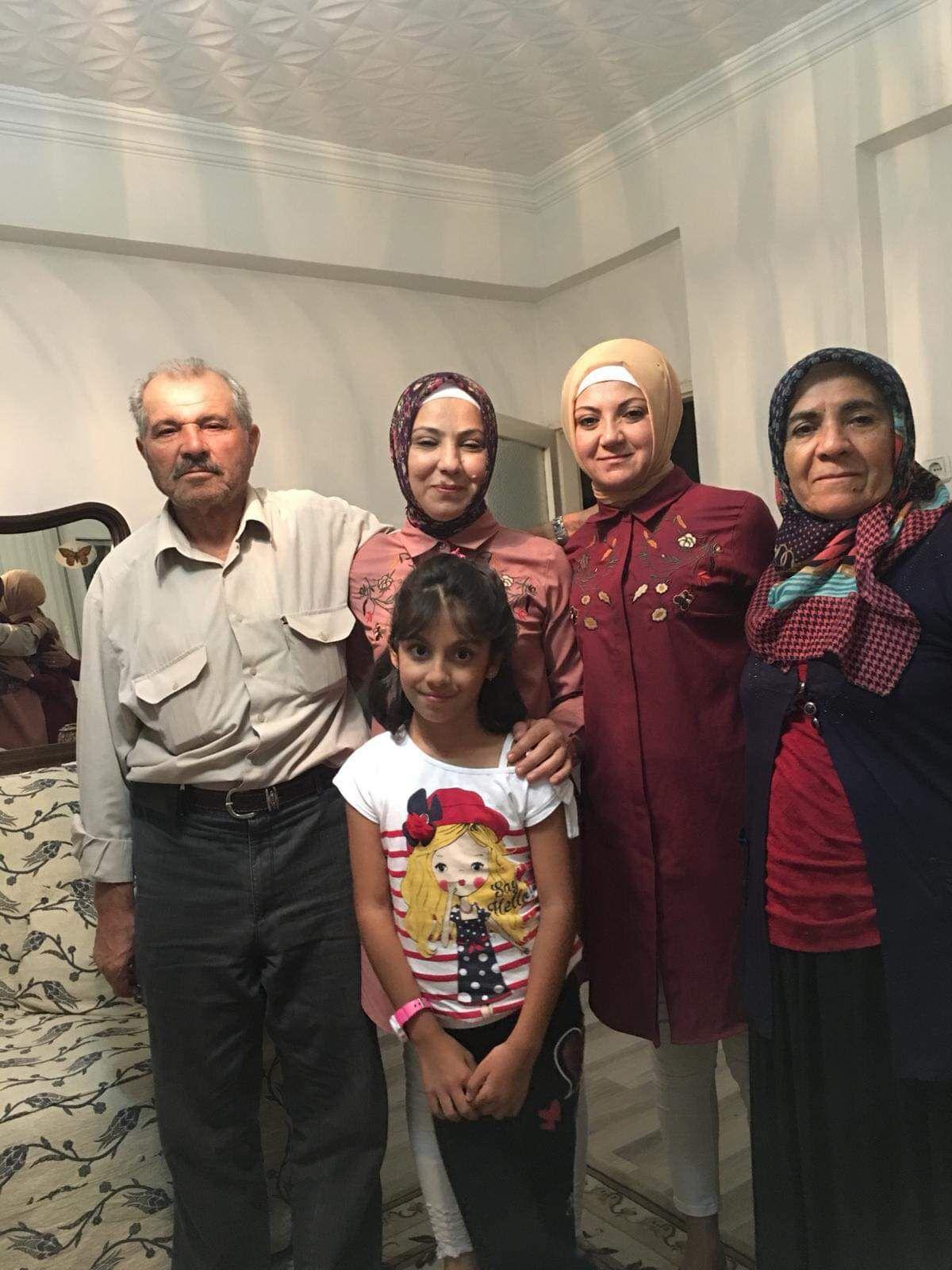 Böbrekleriyle kızlarını hayata bağladılar