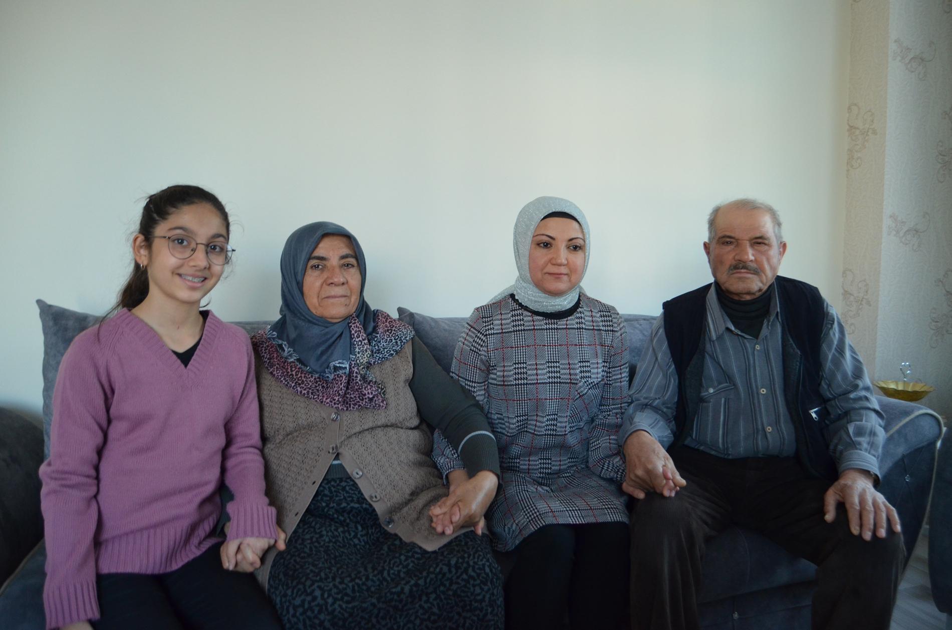 Böbrekleriyle kızlarını hayata bağladılar