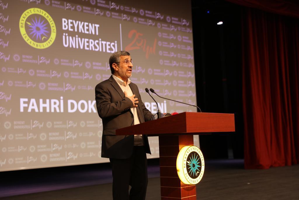 Eski İran Cumhurbaşkanı Ahmedinejad’a vakıf üniversitesinden fahri doktor unvanı verildi