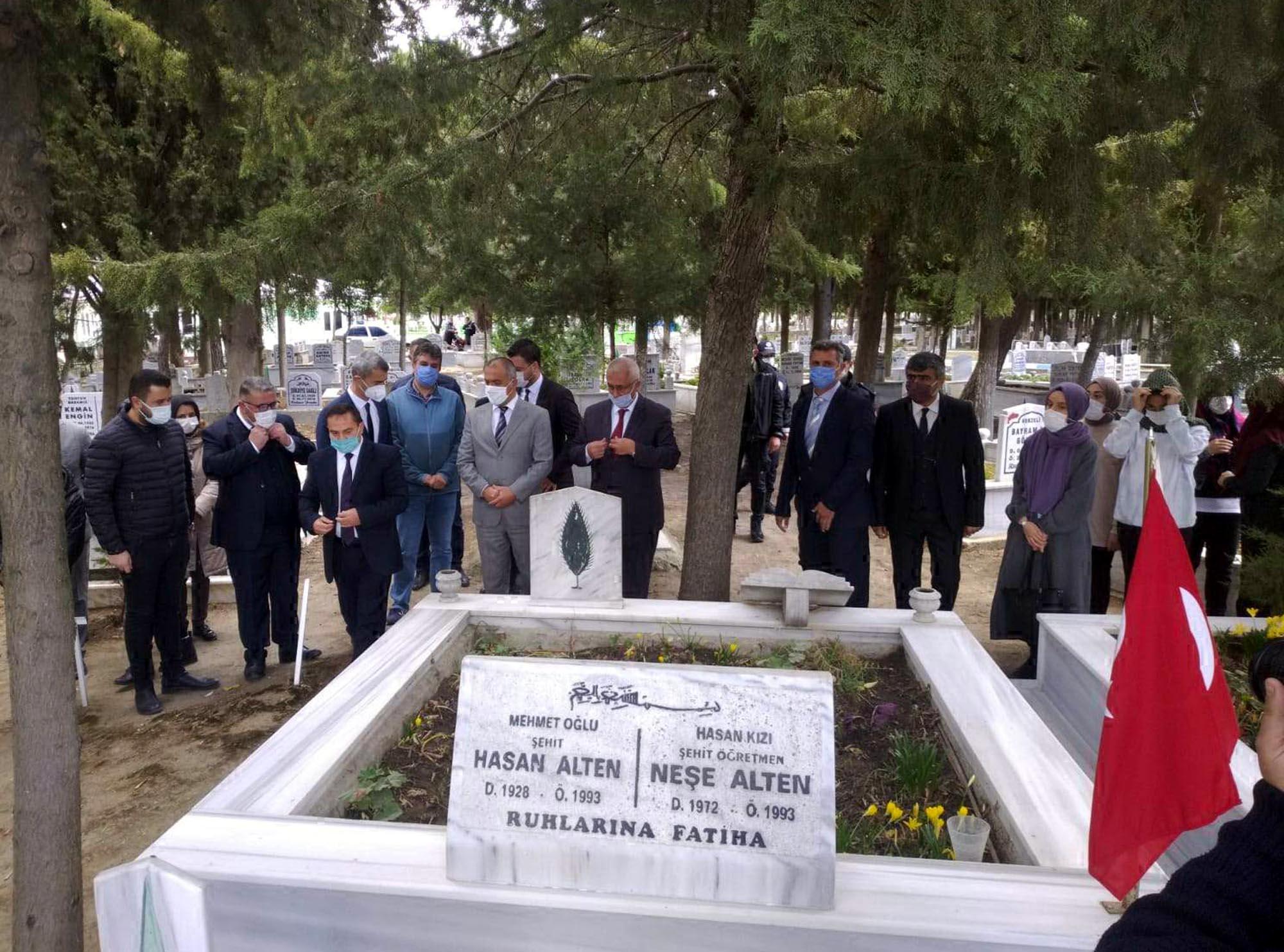 Şehit öğretmen Neşe ile babası mezarı başında anıldı