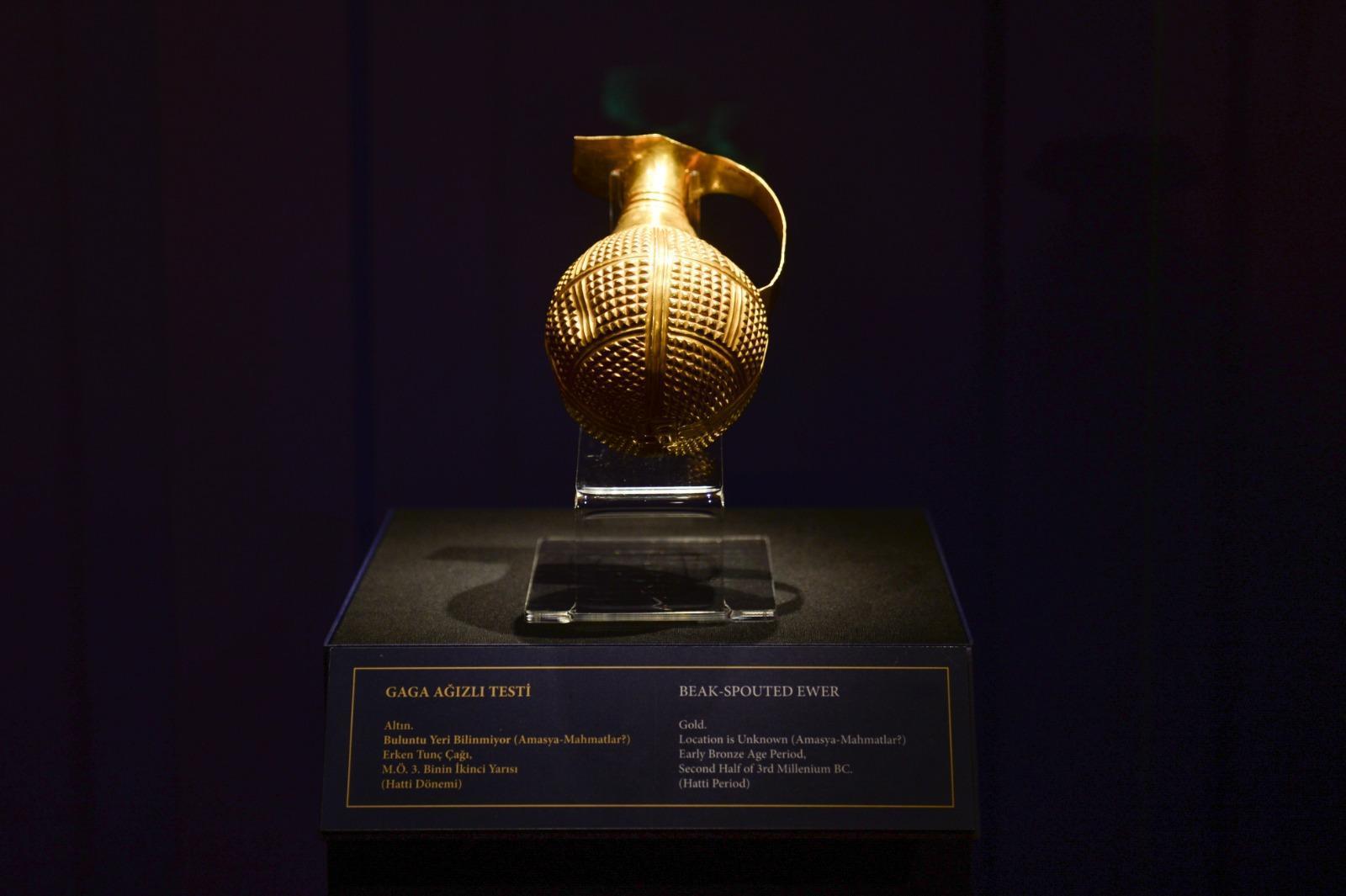 4,250-yeard-old golden beak-spouted ewer smuggled from Anatolia returns to Turkey