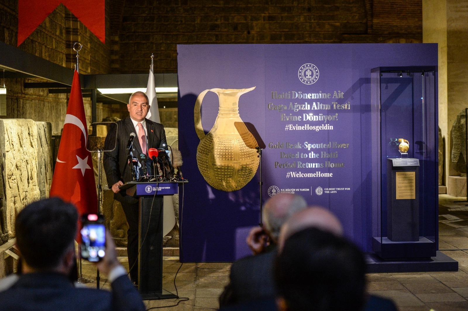 4,250-yeard-old golden beak-spouted ewer smuggled from Anatolia returns to Turkey