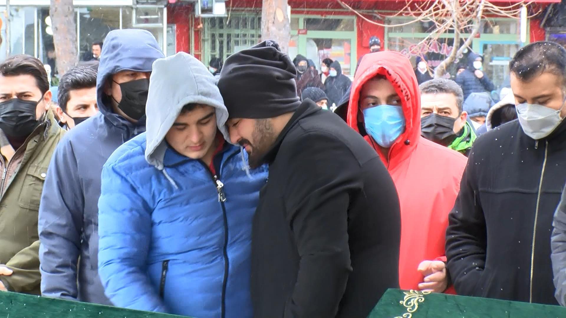 Boludaki trafik kazasında ölen aile üyeleri İstanbulda toprağa verildi