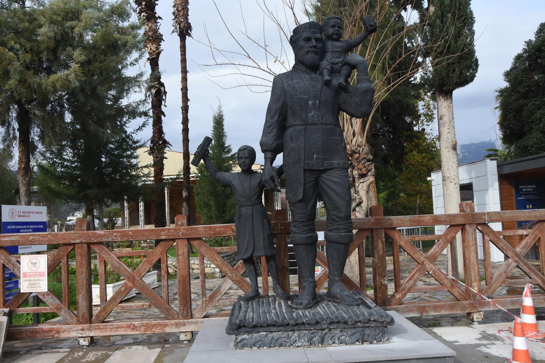 Akdenizli Noel Baba heykeli, 5 yıl sonra yeniden yerinde