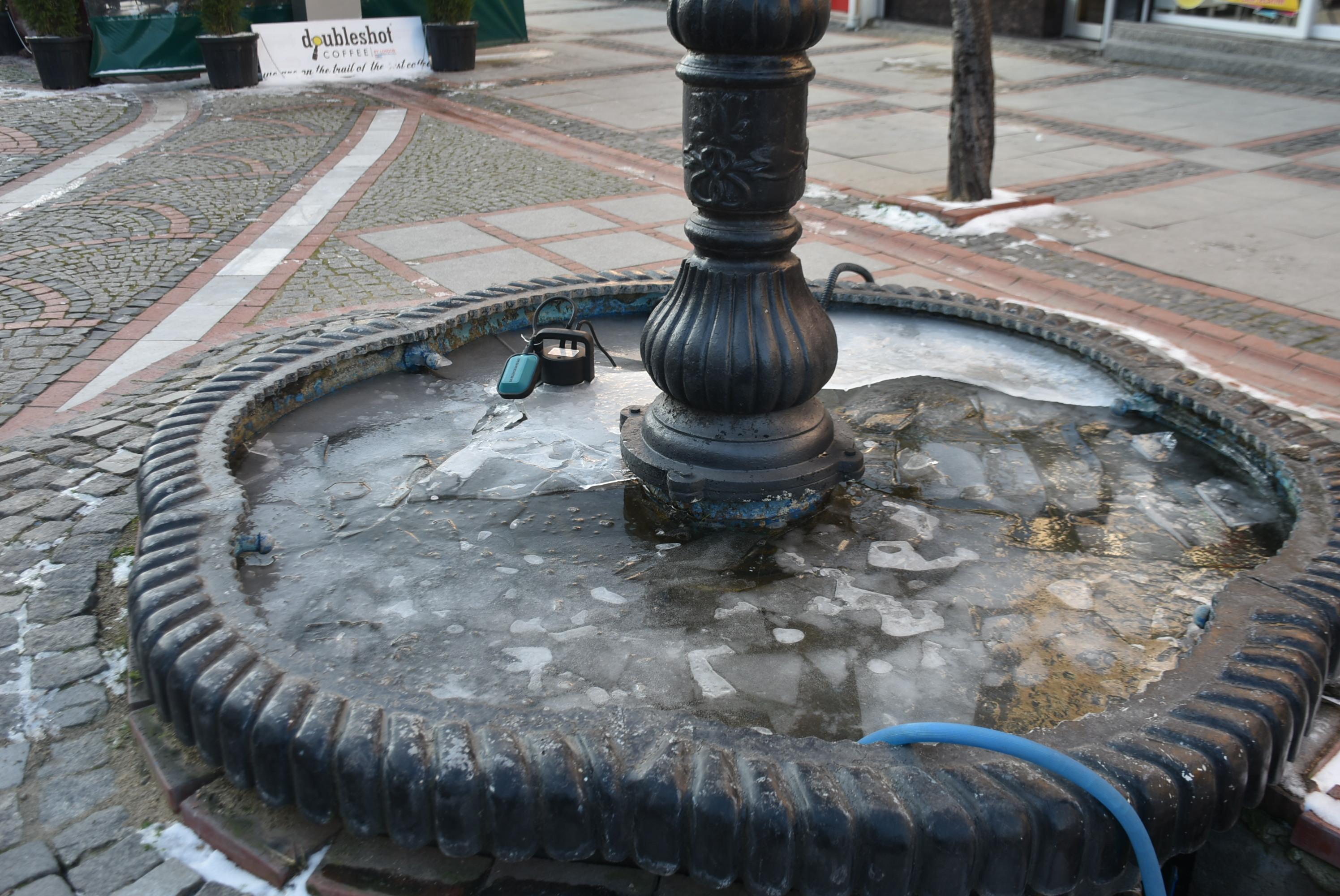 Edirnede süs havuzları buz tuttu