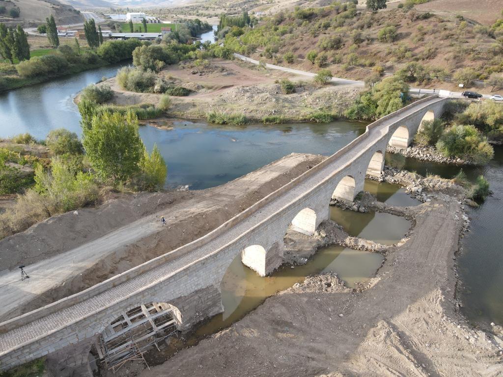 Bakan Karaismailoğlundan tarihi Develioğlu Köprüsünde inceleme