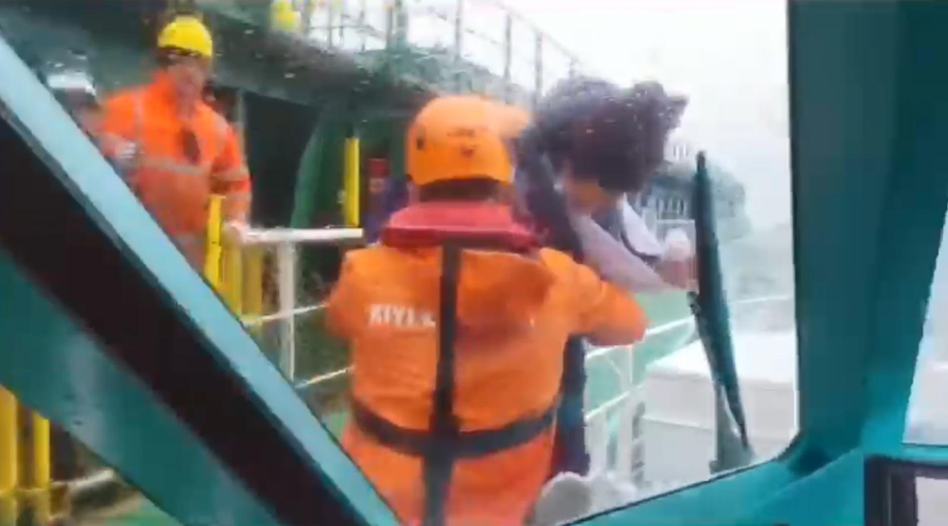 Gemide kaza geçiren personel, Kıyı Emniyeti ekibi tarafından karaya çıkardı