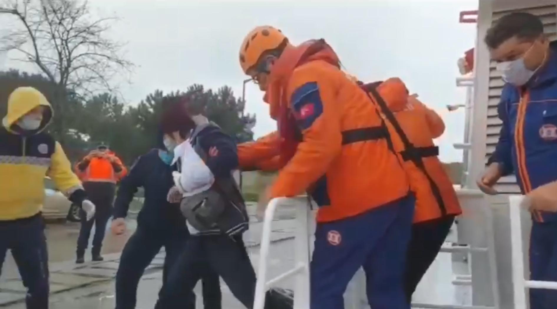 Gemide kaza geçiren personel, Kıyı Emniyeti ekibi tarafından karaya çıkardı