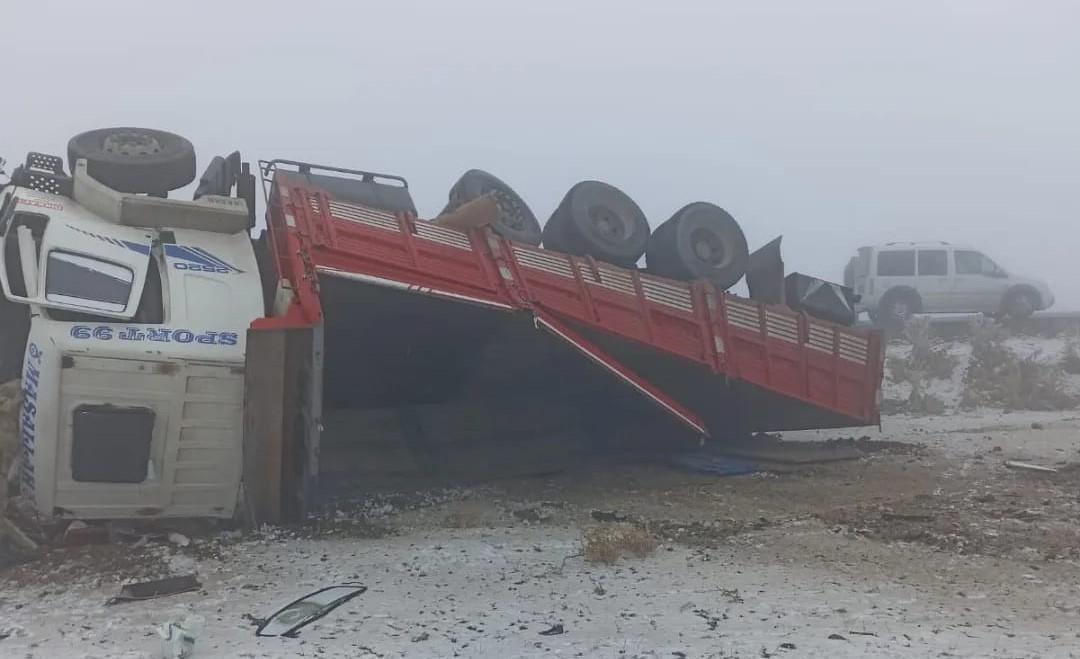 Kars’ta yoğun kar yağışı ve sis etkili oldu; uçak seferleri iptal