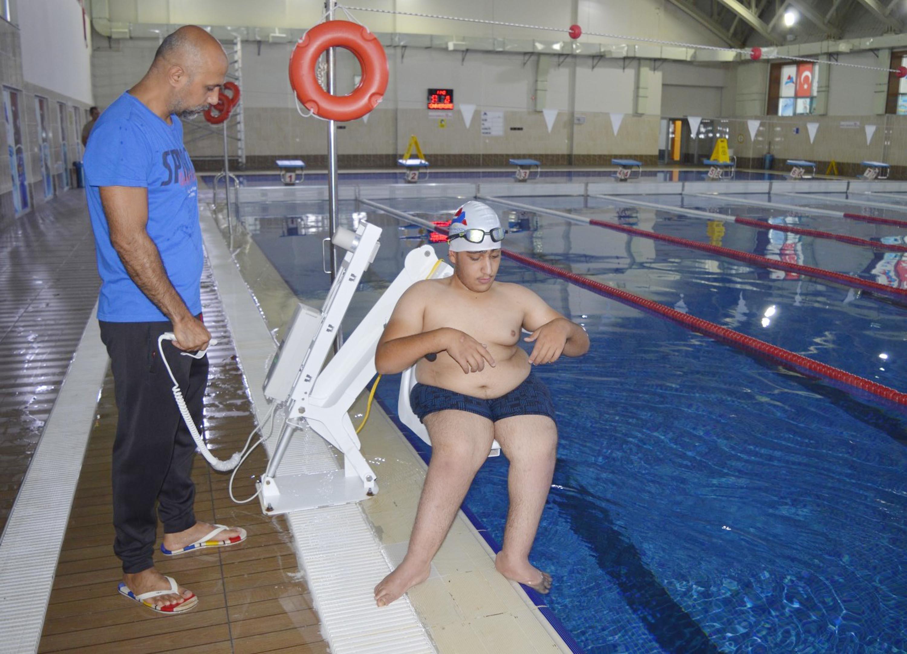 Engelli Yusuf, terapi için başladığı yüzmede Türkiye 2ncisi oldu