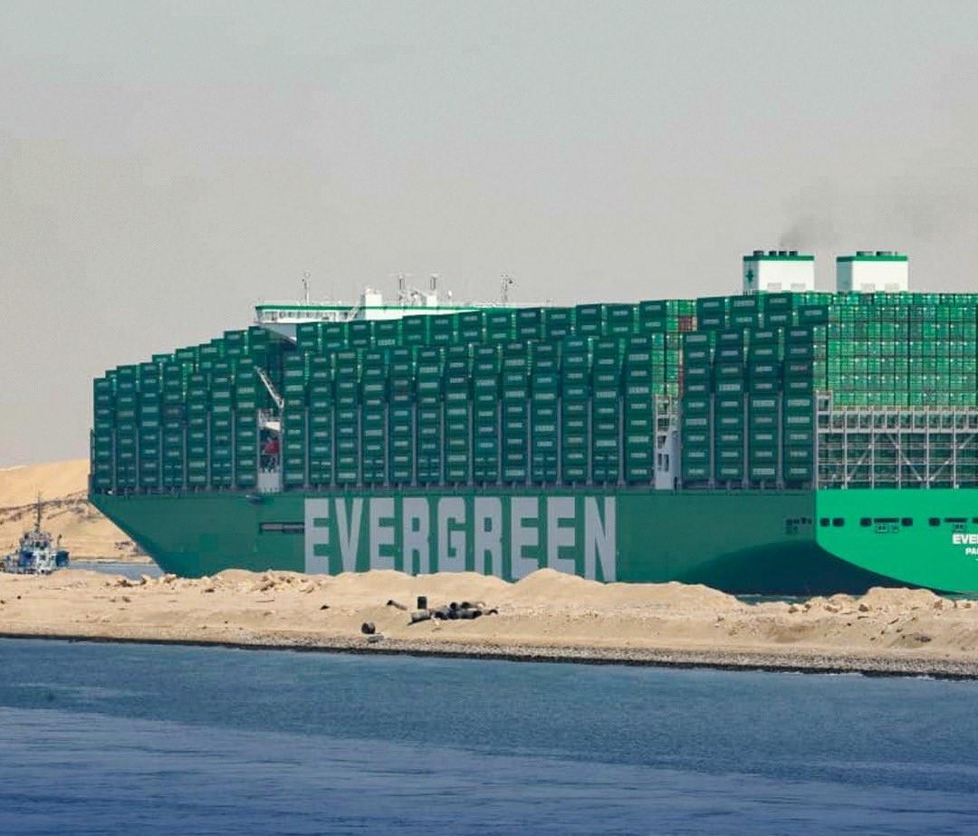 Dünyanın en büyük konteynır gemisi ilk seferinde Süveyş’i sorunsuz geçti