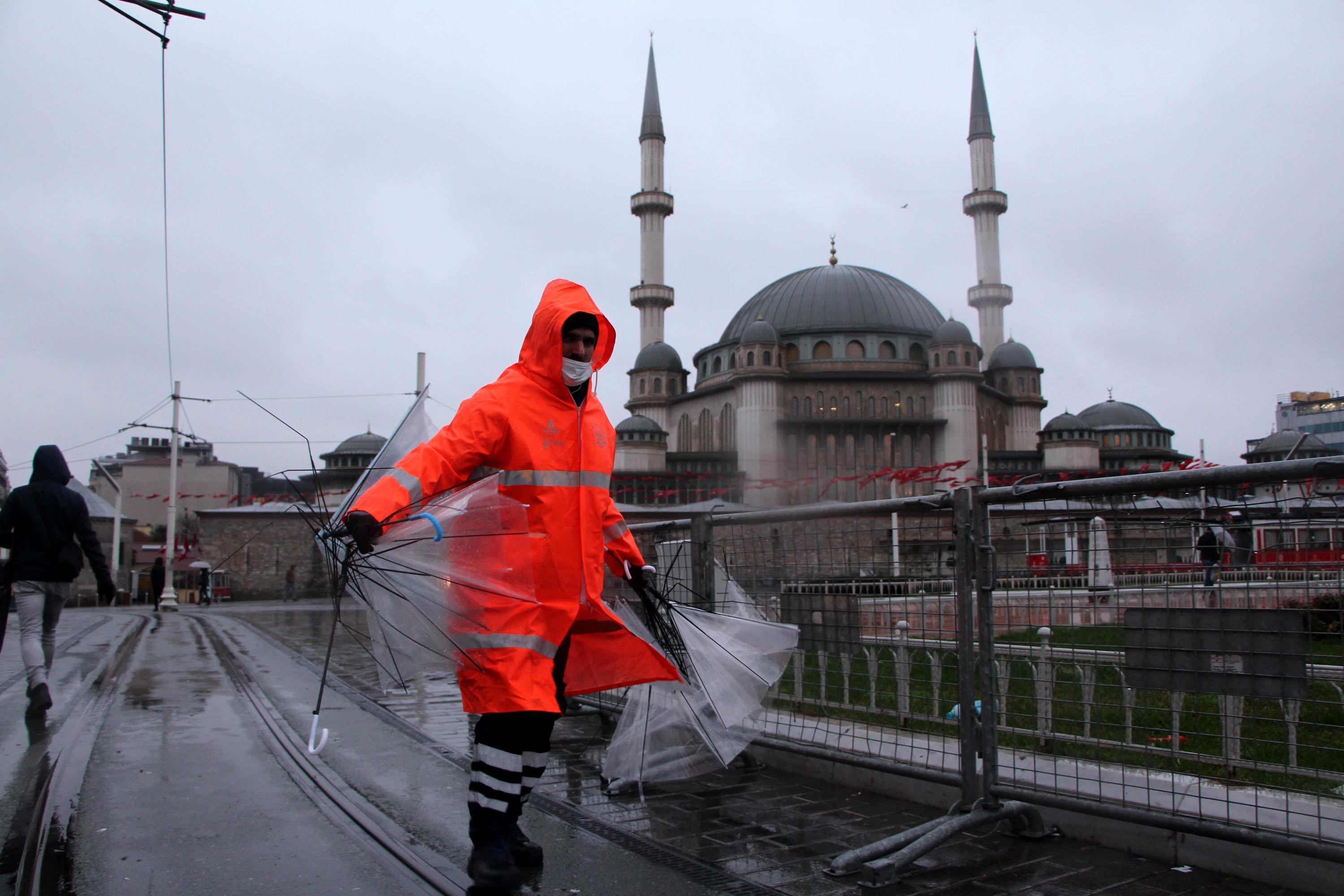Taksim Meydanı’nda rüzgar ve yağmur zor anlar yaşattı