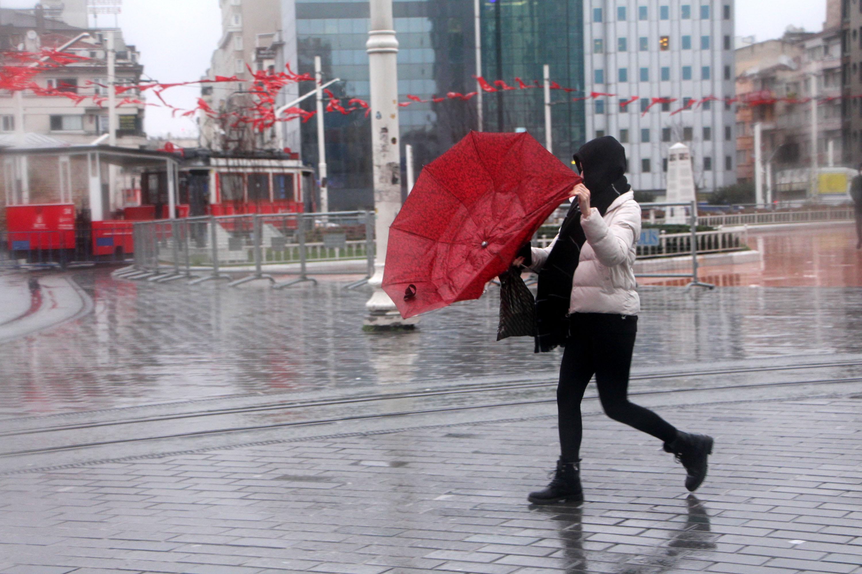 Taksim Meydanı’nda rüzgar ve yağmur zor anlar yaşattı