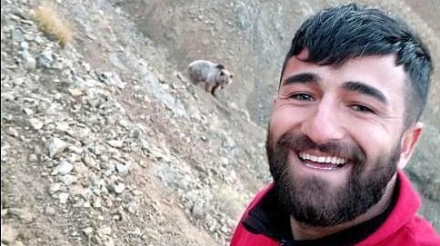 Ayının peşinden koşup, yaklaşarak selfie çekti