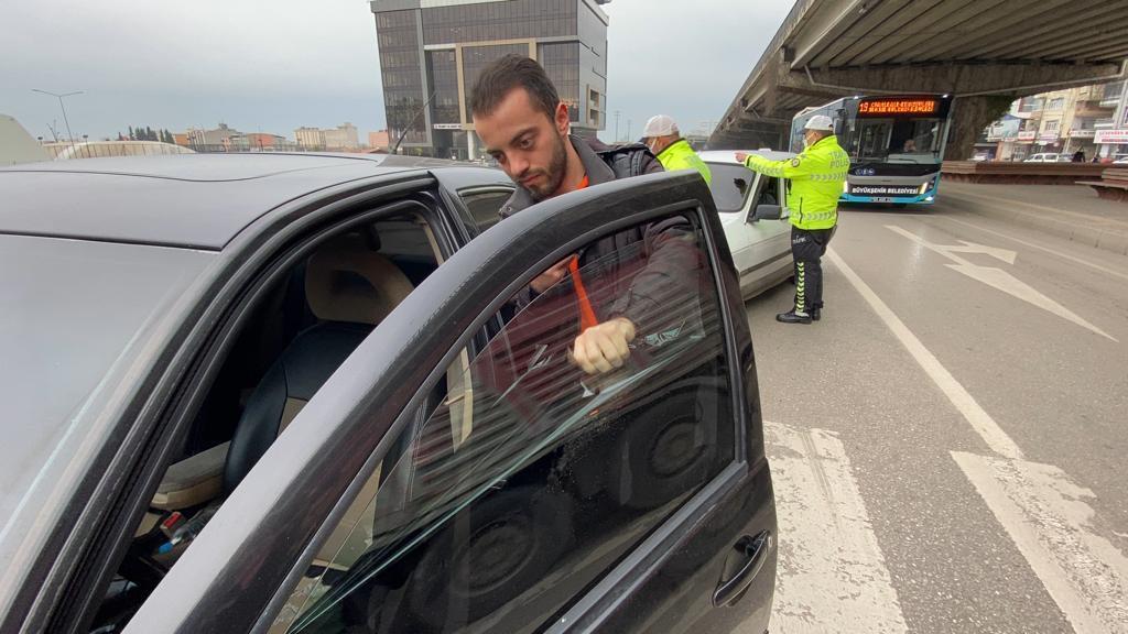 Trafik denetimini görünce cam filmlerini sökmeye çalıştılar