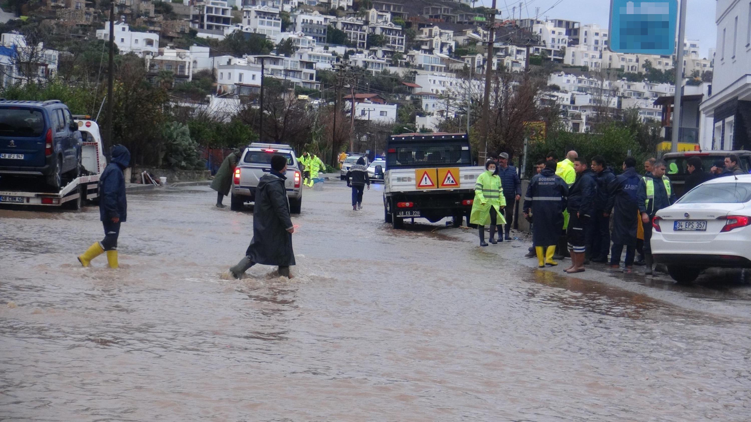 Bodrum ve Marmariste kuvvetli yağmur bugün de etkili oldu, evleri su bastı