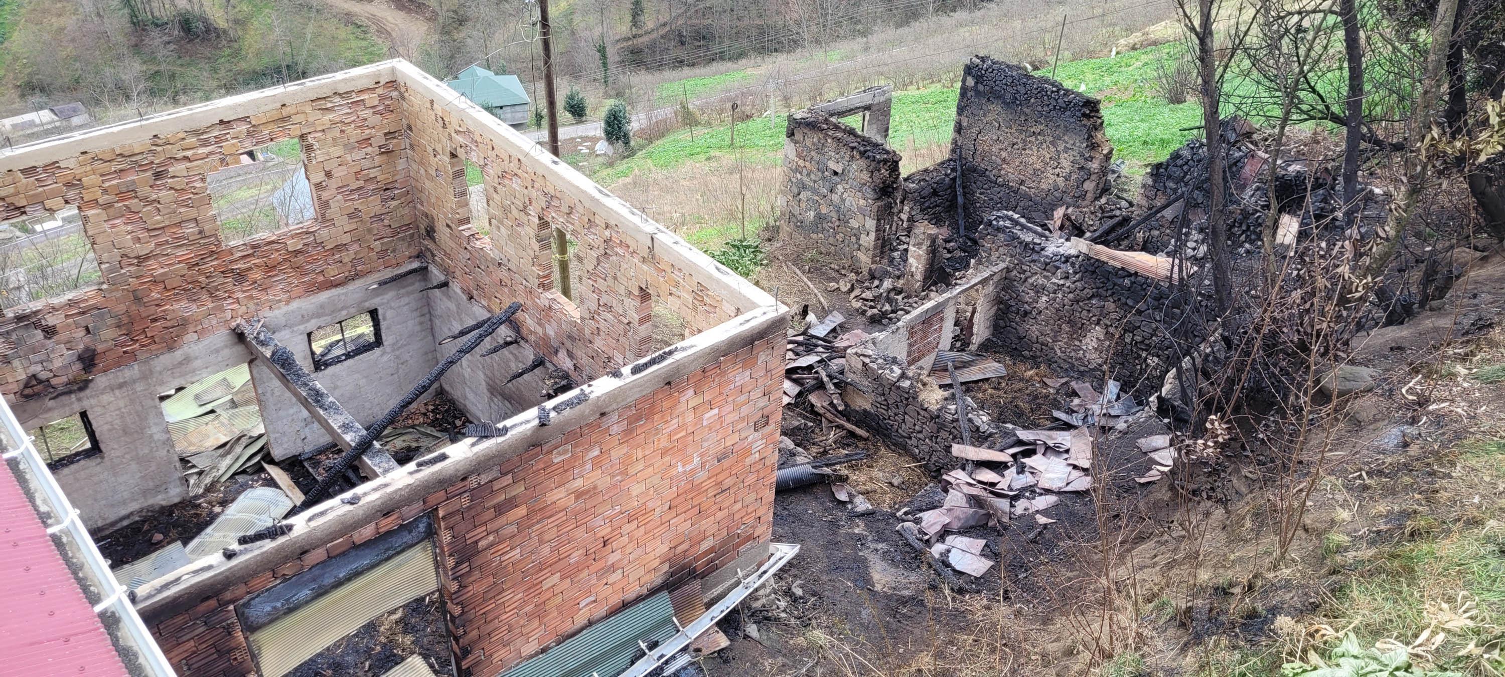 Çocuklarının kendileri ile kalması ısrarına rağmen döndüğü evinde, yangında öldü